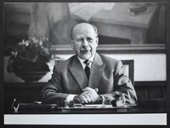 Walter Ulbricht (1893-1973) in posa alla scrivania, Germania Est, fine anni '50.