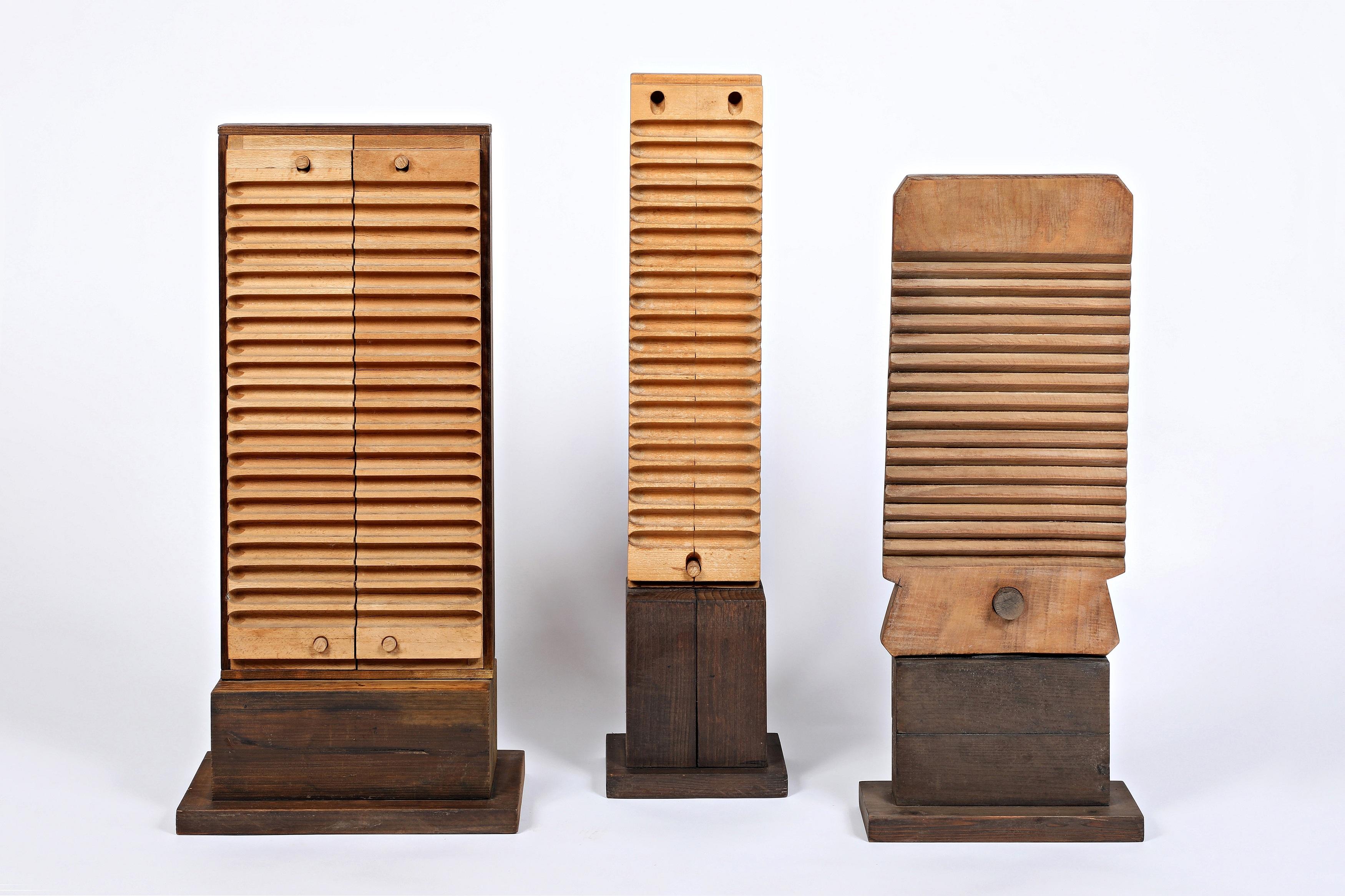 Trois sculptures abstraites en bois d
après-guerre des années 1980 de l
artiste allemand Rolf Hans