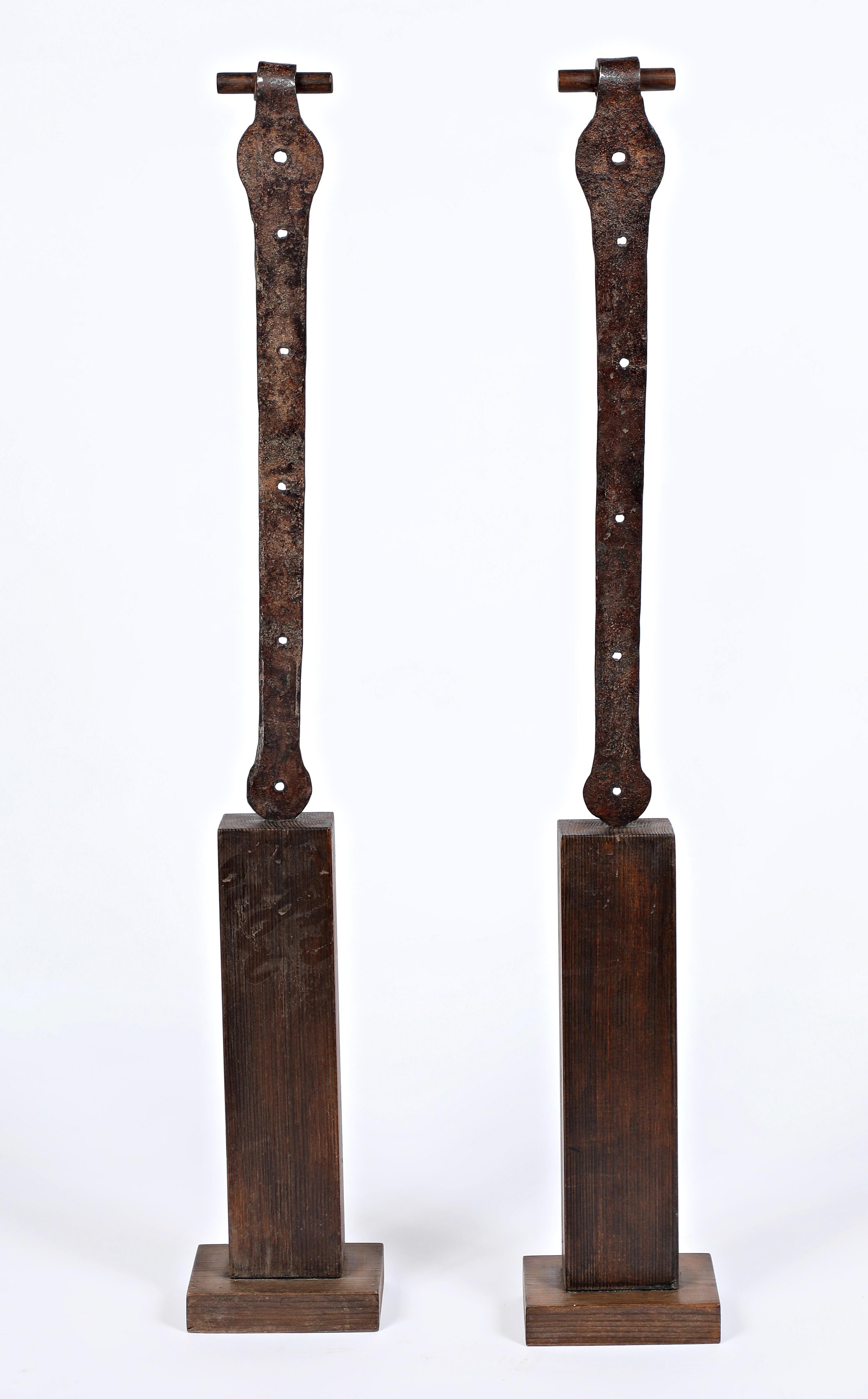 Deux sculptures abstraites en fer d
après-guerre 1991 L
artiste allemand Rolf Hans