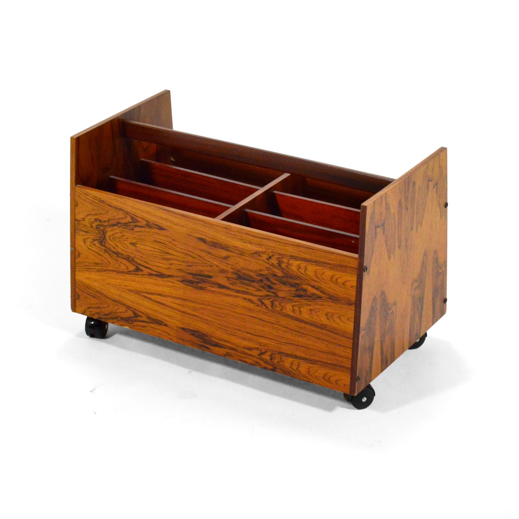 Una pieza bonita y útil, este soporte es perfecto para guardar revistas o álbumes de discos. Esta es la versión de doble ancho y está revestida de un precioso palisandro brasileño. Fabricada en Noruega por Bruksbo, tiene separadores internos de 9,5