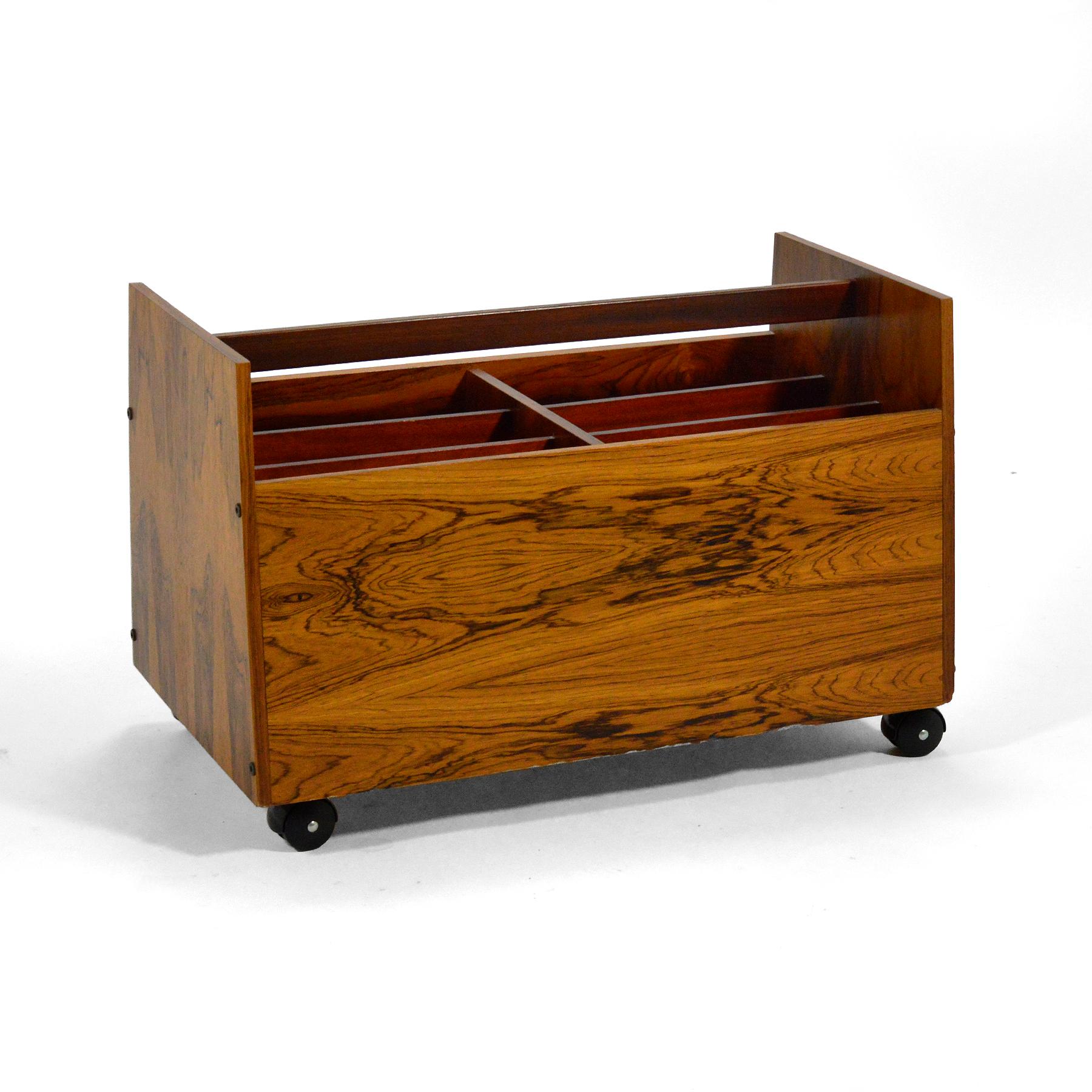 Portadiscos/revistas rodante de palisandro Rolf Hesland by Bruksbo Noruego en venta