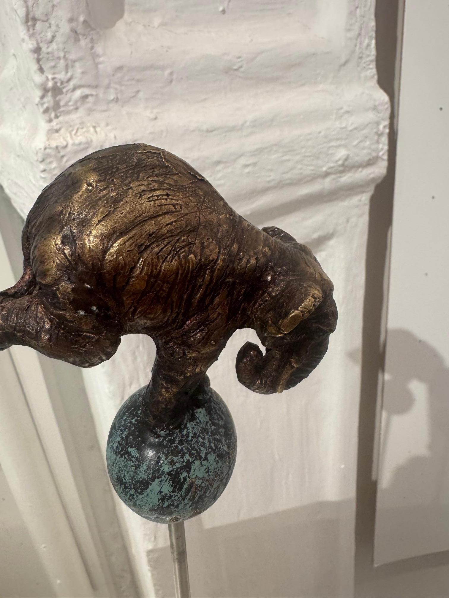 Elefant on Ball  sculpture animalière figurative en bronze d'une scène de cirque par Rolf Knie - Pop Art Sculpture par Rolf Knie 