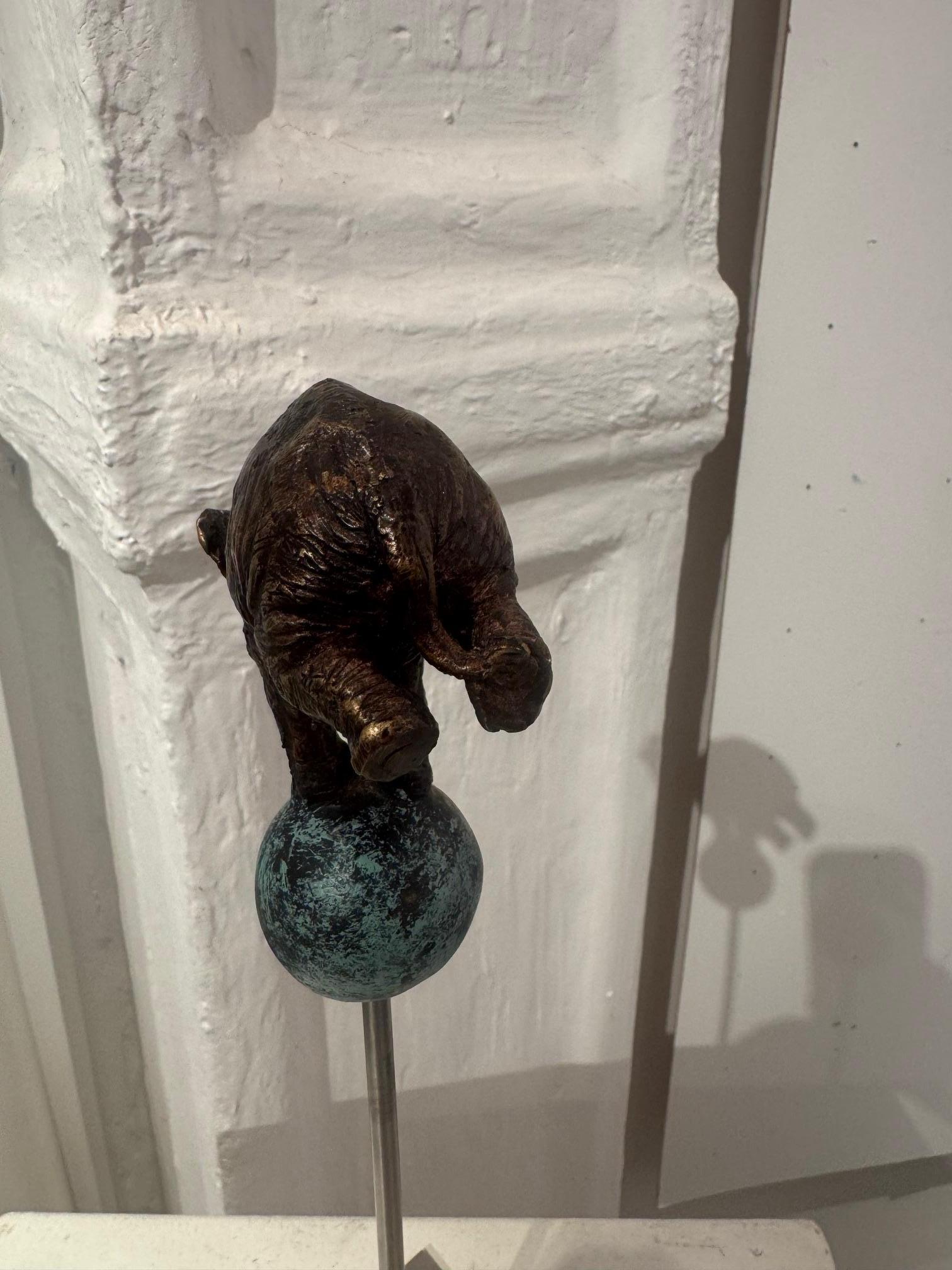 Elefant on Ball  sculpture animalière figurative en bronze d'une scène de cirque par Rolf Knie - Or Figurative Sculpture par Rolf Knie 