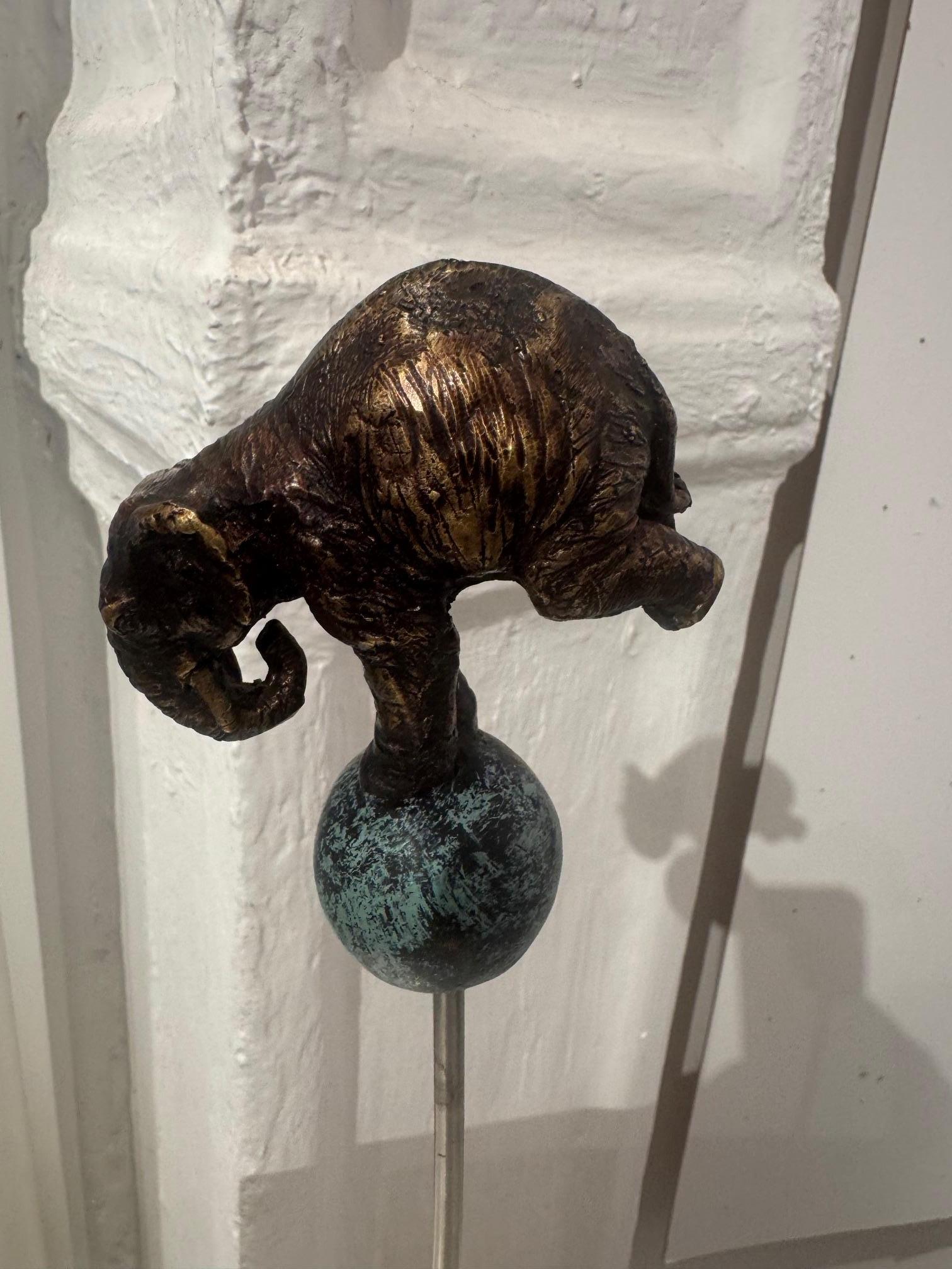 Elefant on Ball  sculpture animalière figurative en bronze d'une scène de cirque par Rolf Knie en vente 1