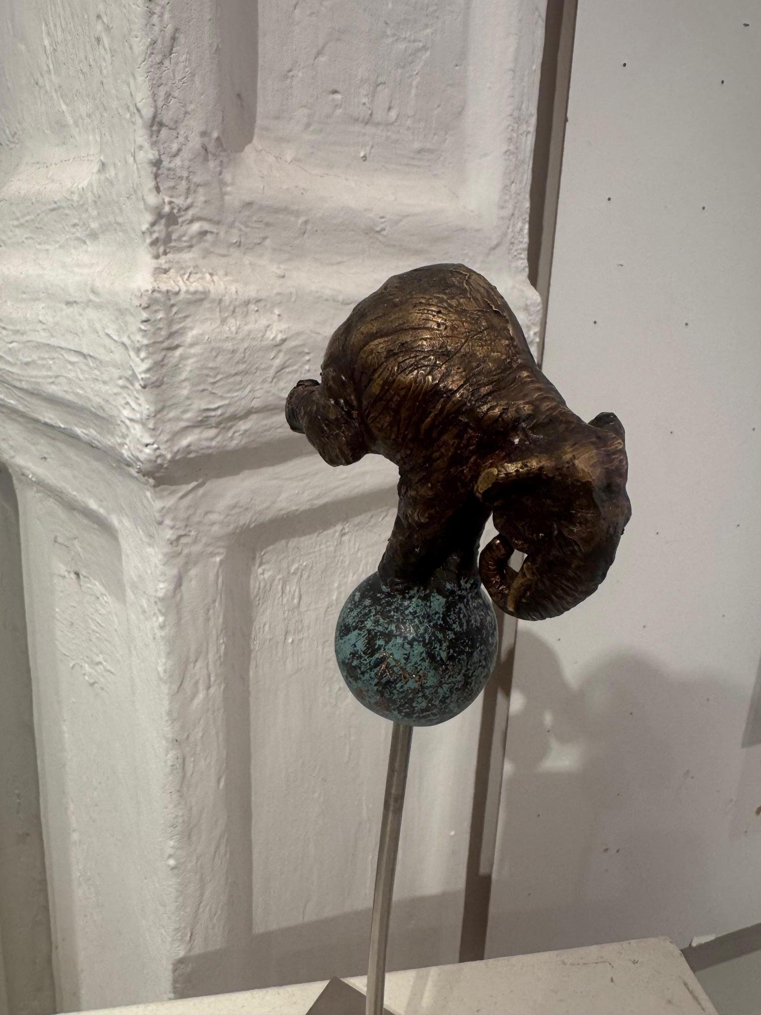 Elefant on Ball  sculpture animalière figurative en bronze d'une scène de cirque par Rolf Knie en vente 2