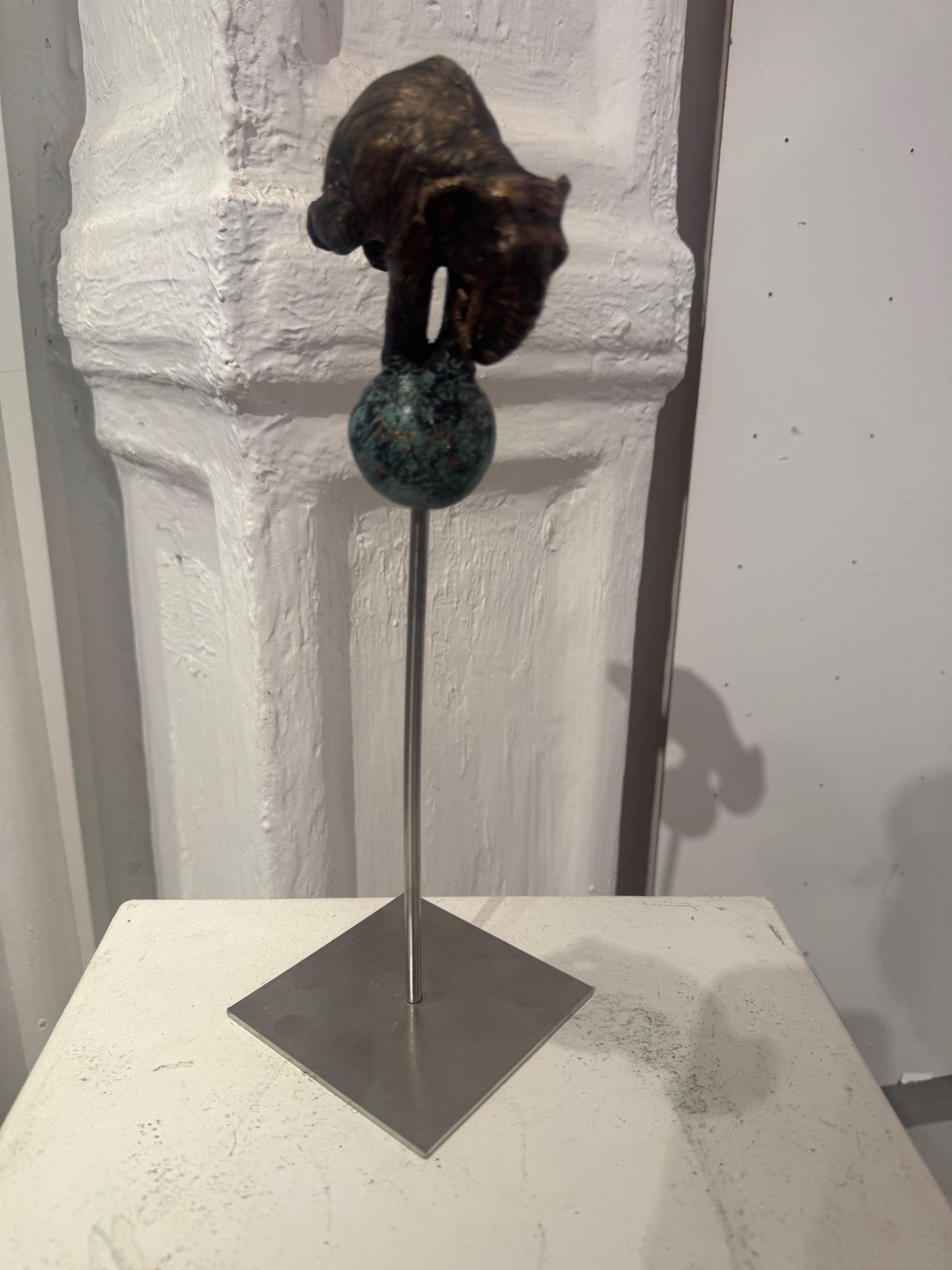 Elefant on Ball  sculpture animalière figurative en bronze d'une scène de cirque par Rolf Knie en vente 3