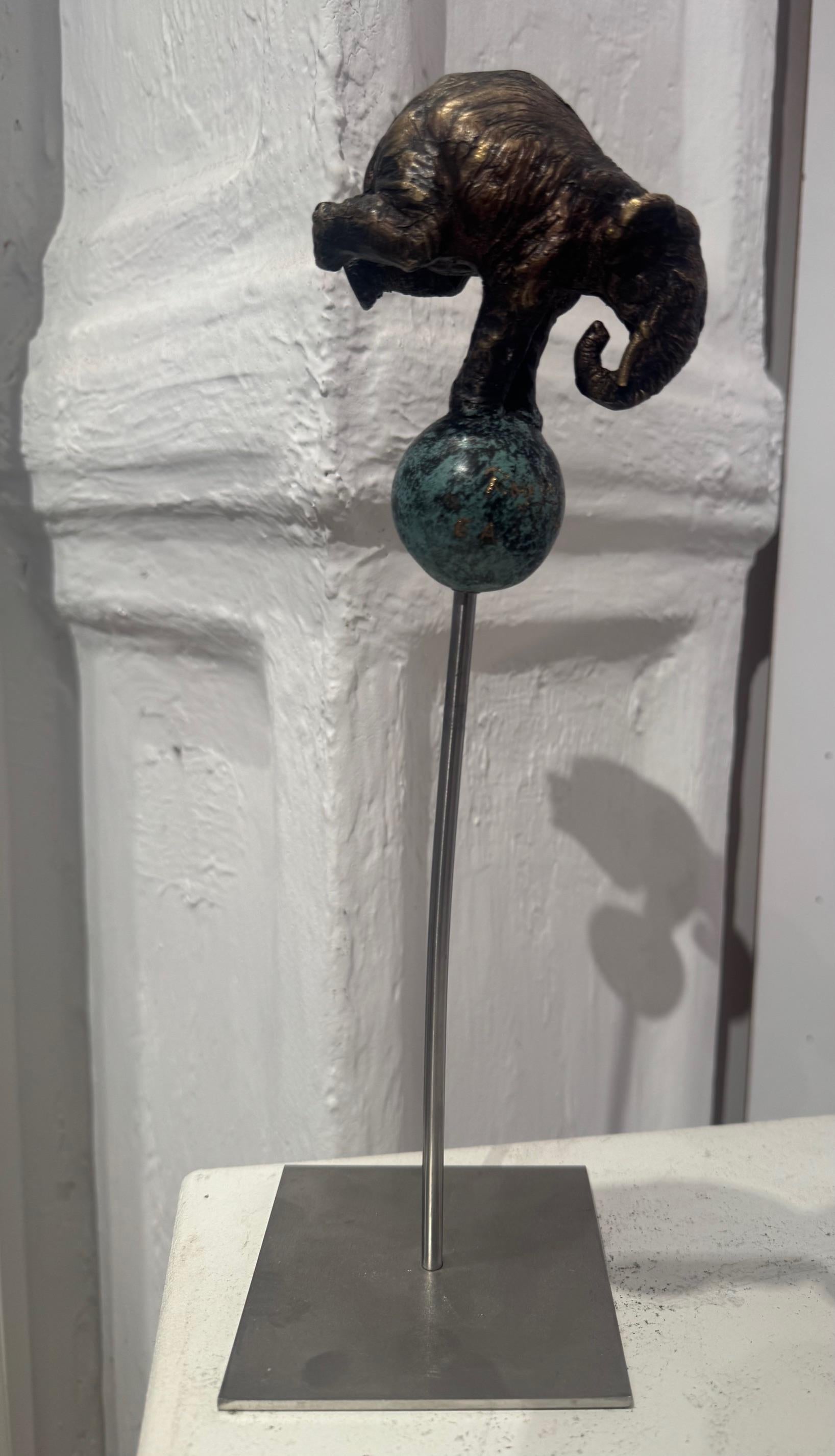 Figurative Sculpture Rolf Knie  - Elefant on Ball  sculpture animalière figurative en bronze d
une scène de cirque par Rolf Knie