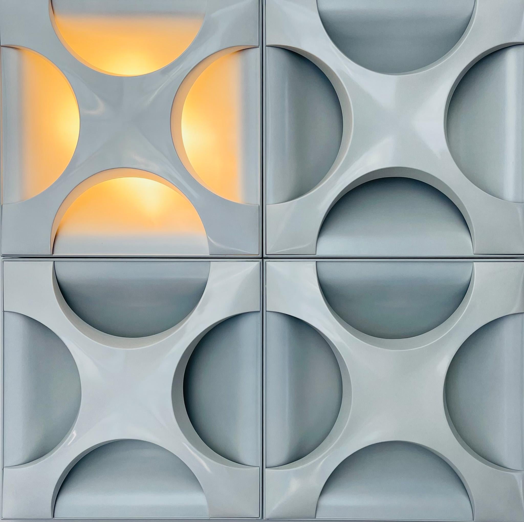 Estas lámparas de pared de Rolf Krüger son un ejemplo icónico del diseño de iluminación moderno de mediados de siglo. Las lámparas presentan paneles de metal blanco con un distintivo patrón de recortes circulares, creando una estética audaz y