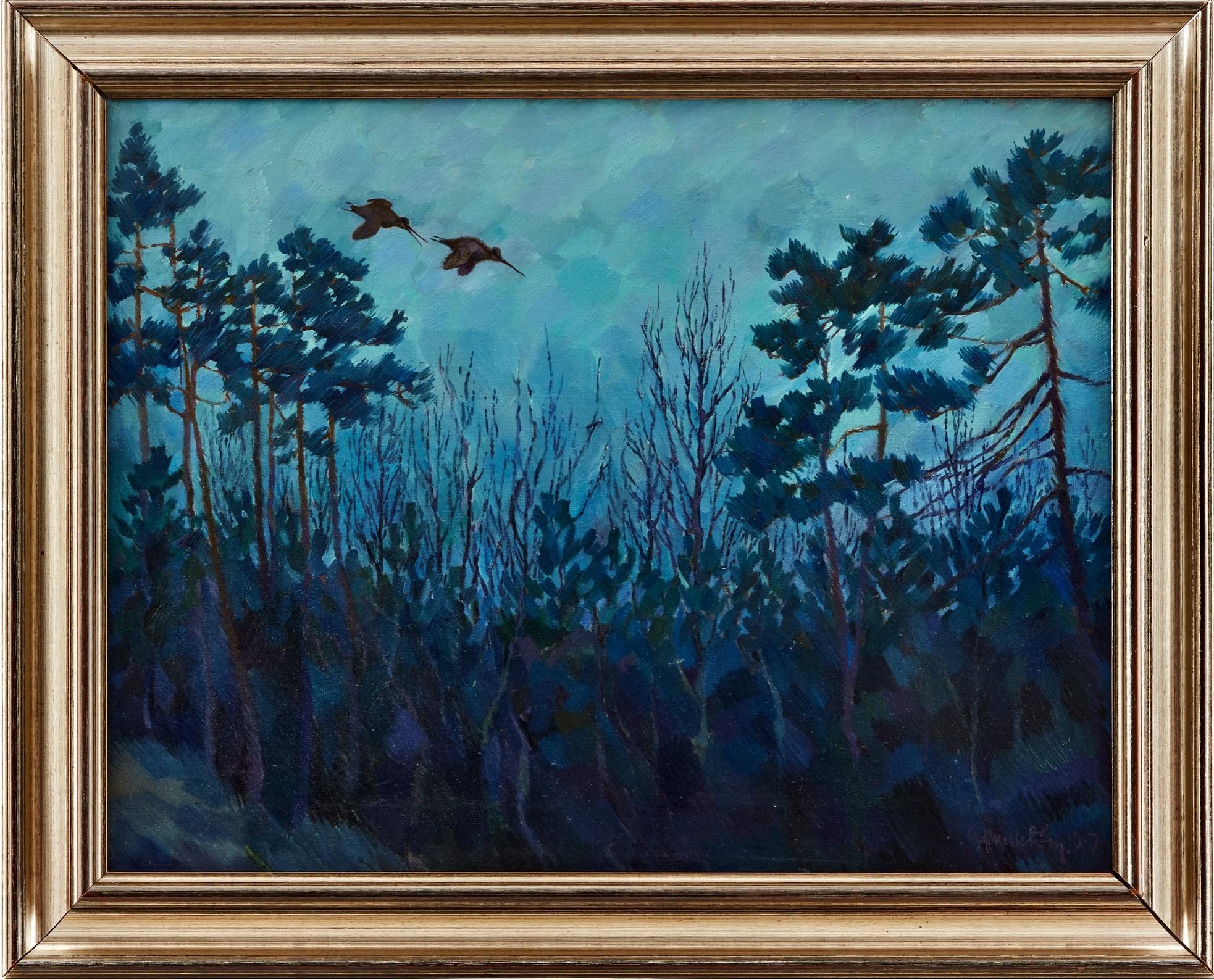 Ein stimmungsvolles Nachtgemälde in Dämmerung oder nordischem Licht von Rolf Mellström (1896-1953)
Zwei Waldschnepfen kreuzen über dem dunklen Wald, ihre kompakten Körper heben sich als schnelle Silhouetten von der späten blauen Dämmerung ab. Der
