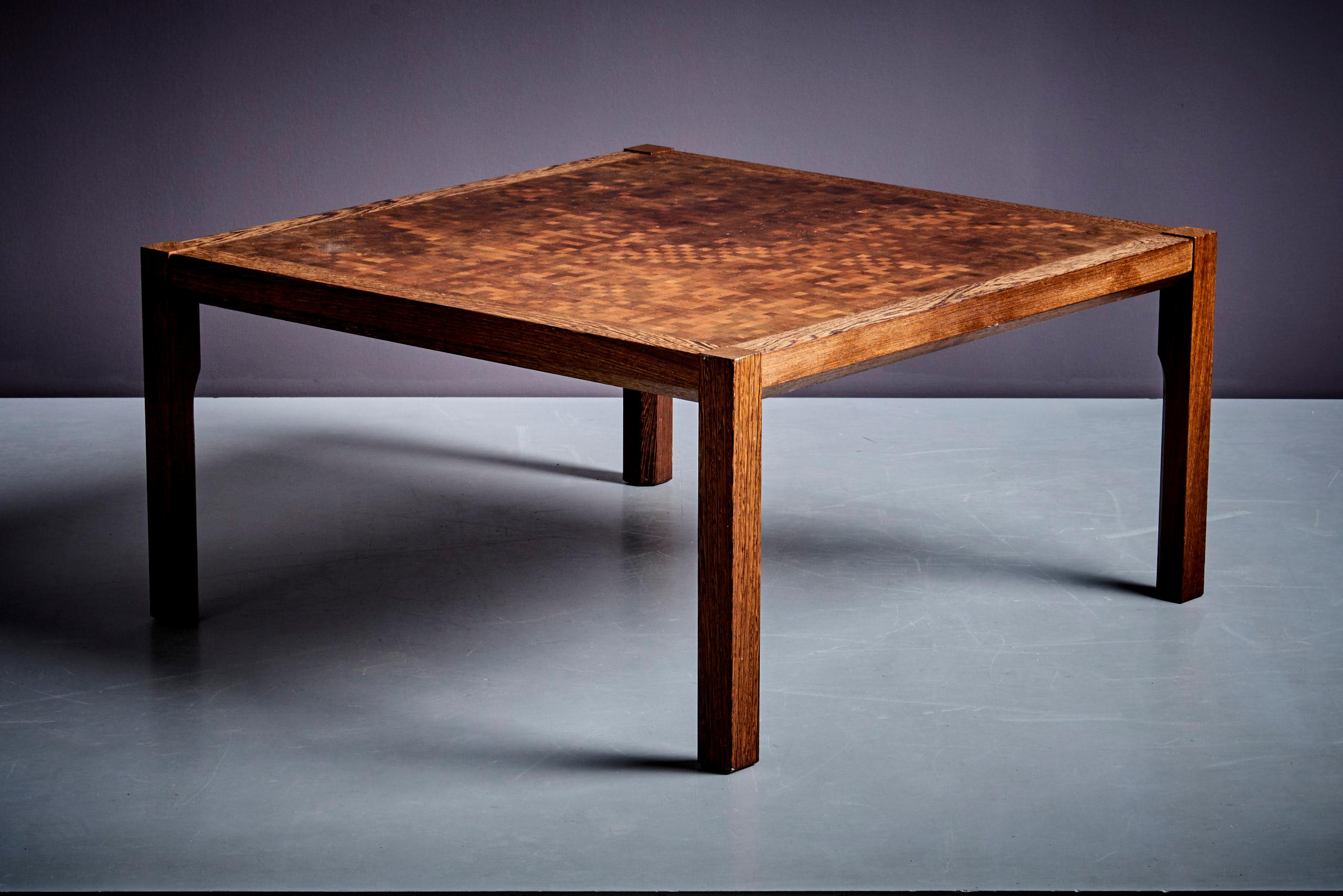 Cette table des années 1970 témoigne du savoir-faire de Rolf Middelboe pour Tranekaer Furniture. Il s'agit d'une table basse de haute qualité, au design soigné, qui se distingue par son plateau en bois de bout avec une marqueterie exquise en vernis