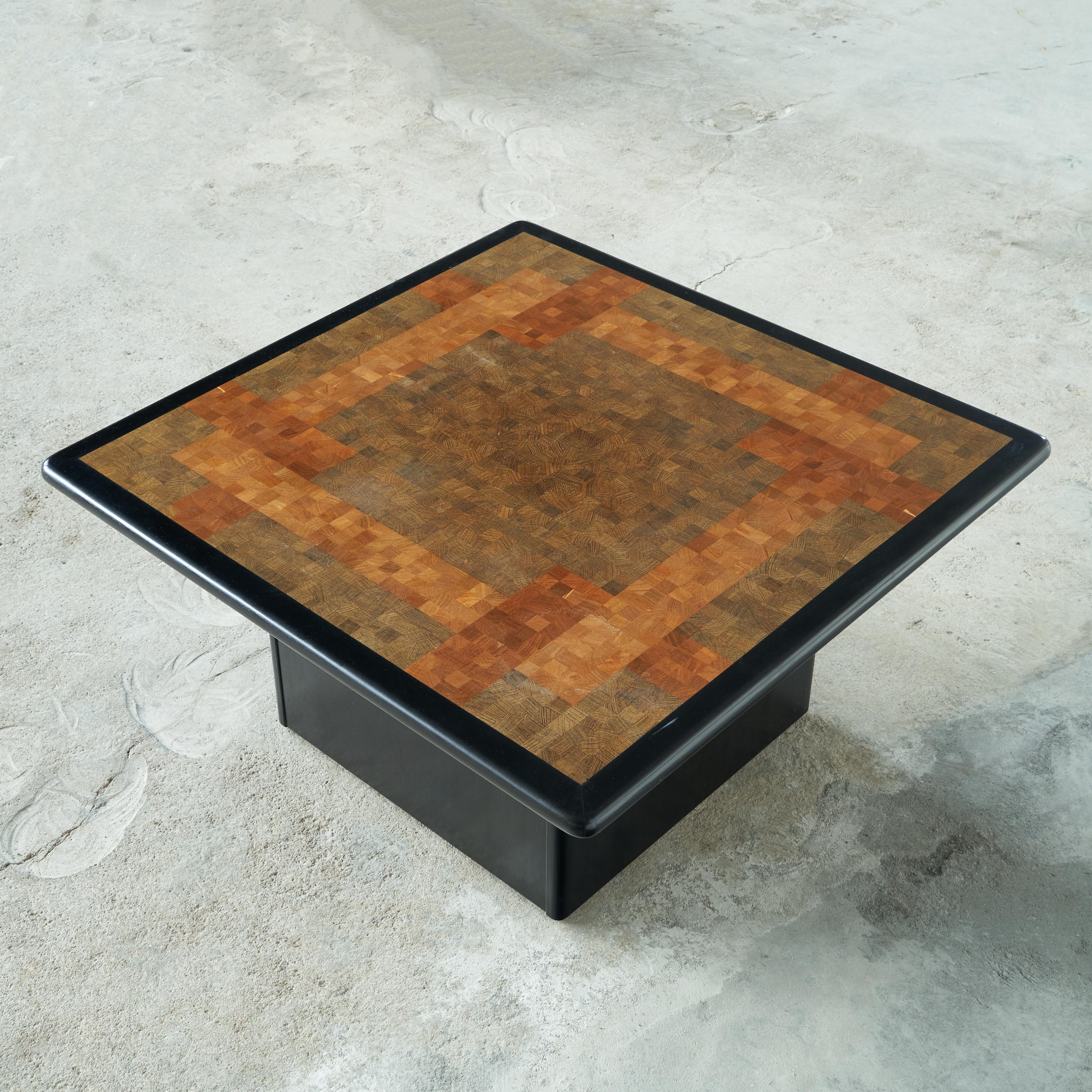 Table basse Rolf Middelboe & Gorm Lindum End-Grain Mosaic pour Tranekaer Danemark. Fin du 20e siècle. 

Il s'agit d'une table basse très intéressante avec une mosaïque de bois de bout incrusté. Ces pièces colorées sont incrustées d'un motif très