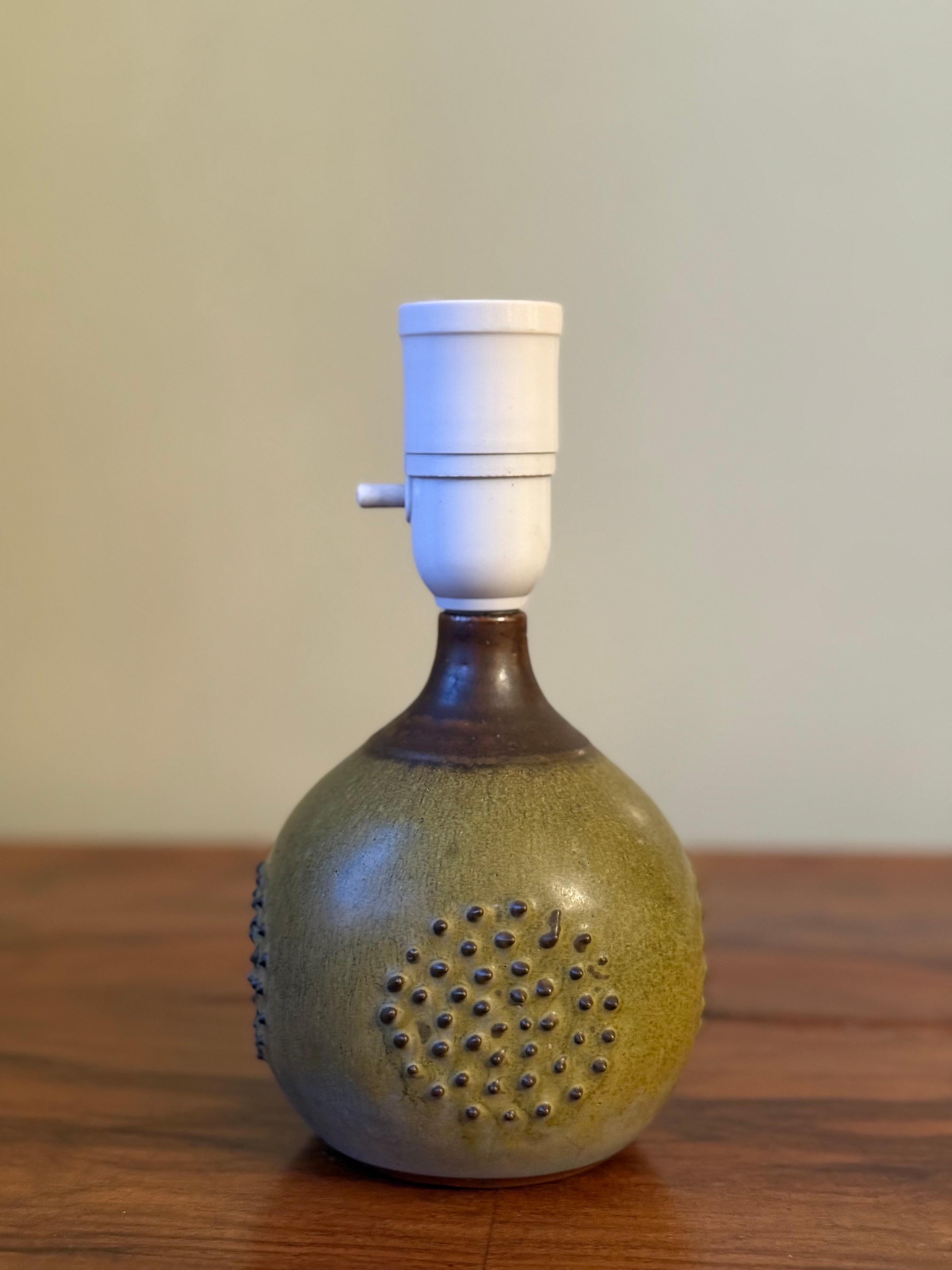 Lámpara de sobremesa Rolf Palm de gres Art Déco en verde y marrón, años 60. Moderno de mediados de siglo en venta