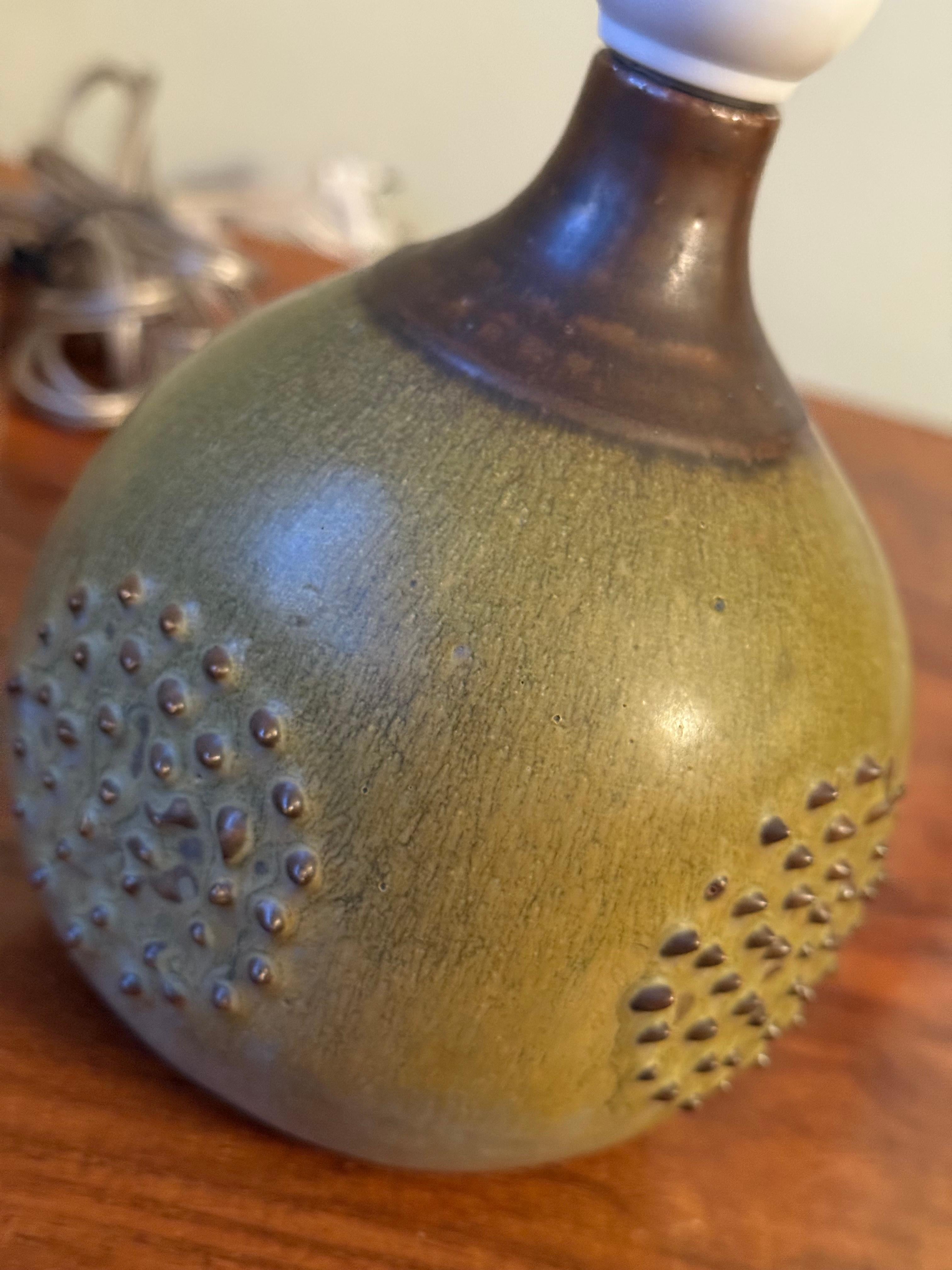 Lámpara de sobremesa Rolf Palm de gres Art Déco en verde y marrón, años 60. Sueco en venta