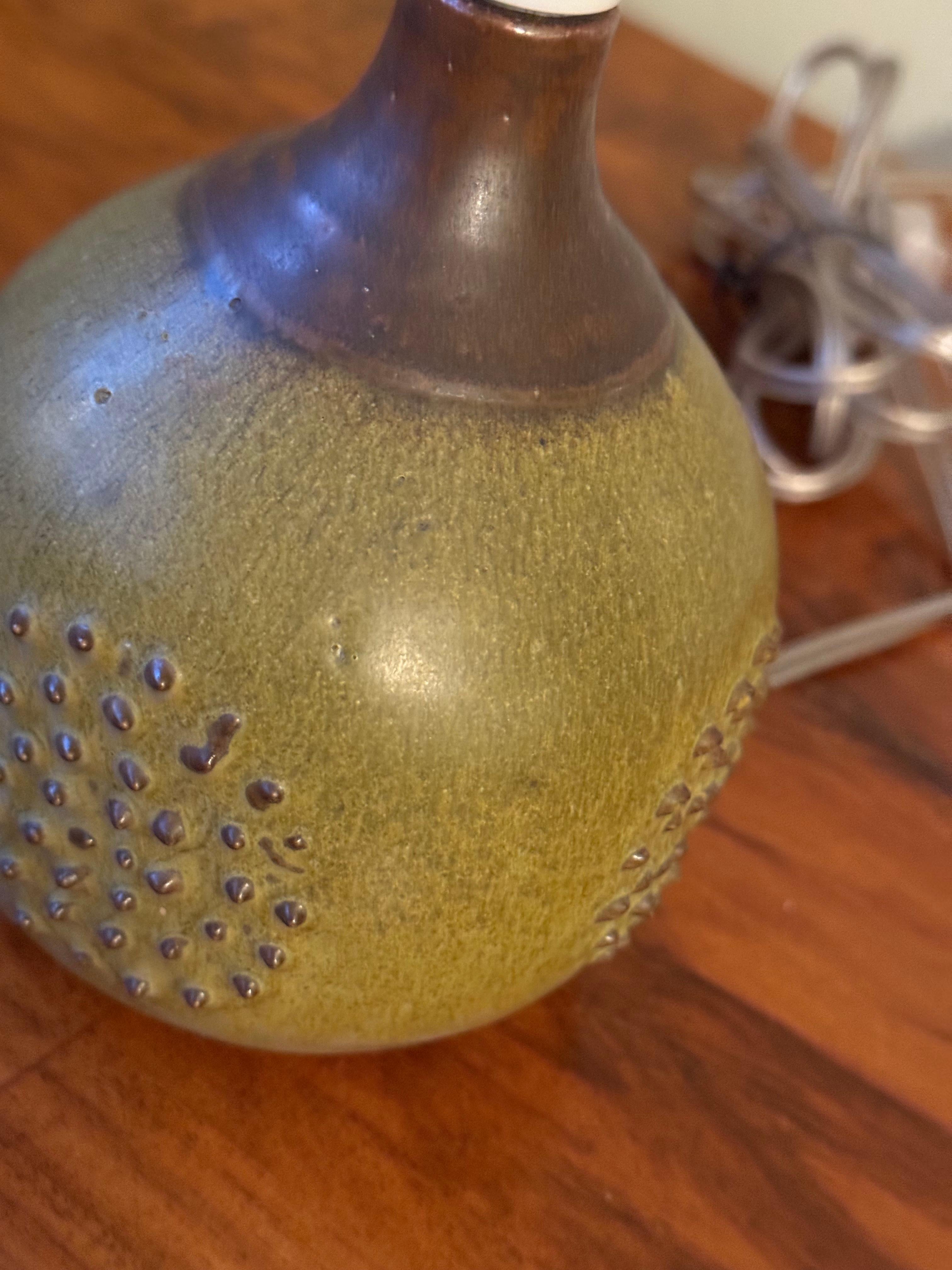 Lámpara de sobremesa Rolf Palm de gres Art Déco en verde y marrón, años 60. en Bueno estado para la venta en Bromma, SE