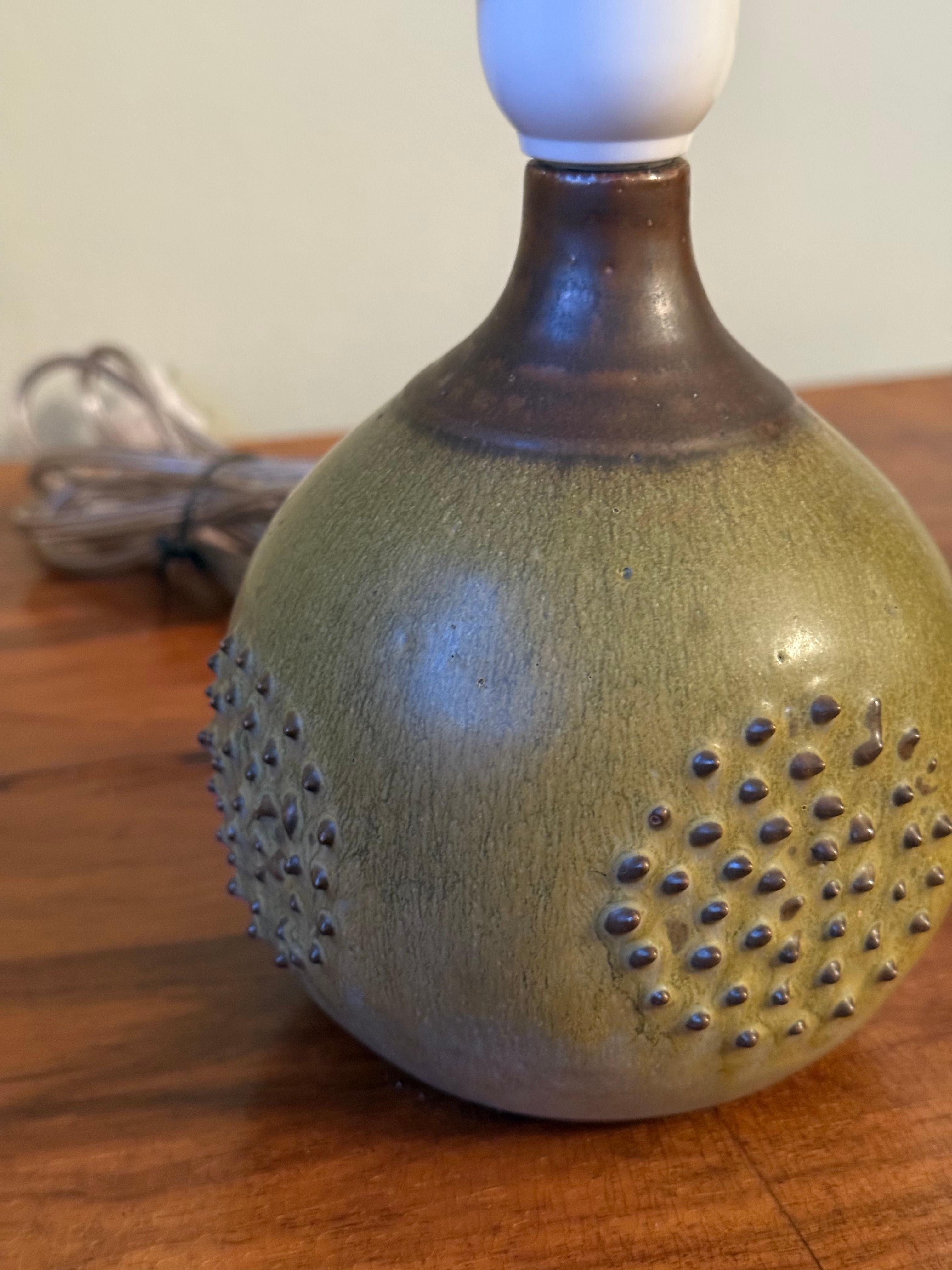 Lámpara de sobremesa Rolf Palm de gres Art Déco en verde y marrón, años 60. mediados del siglo XX en venta