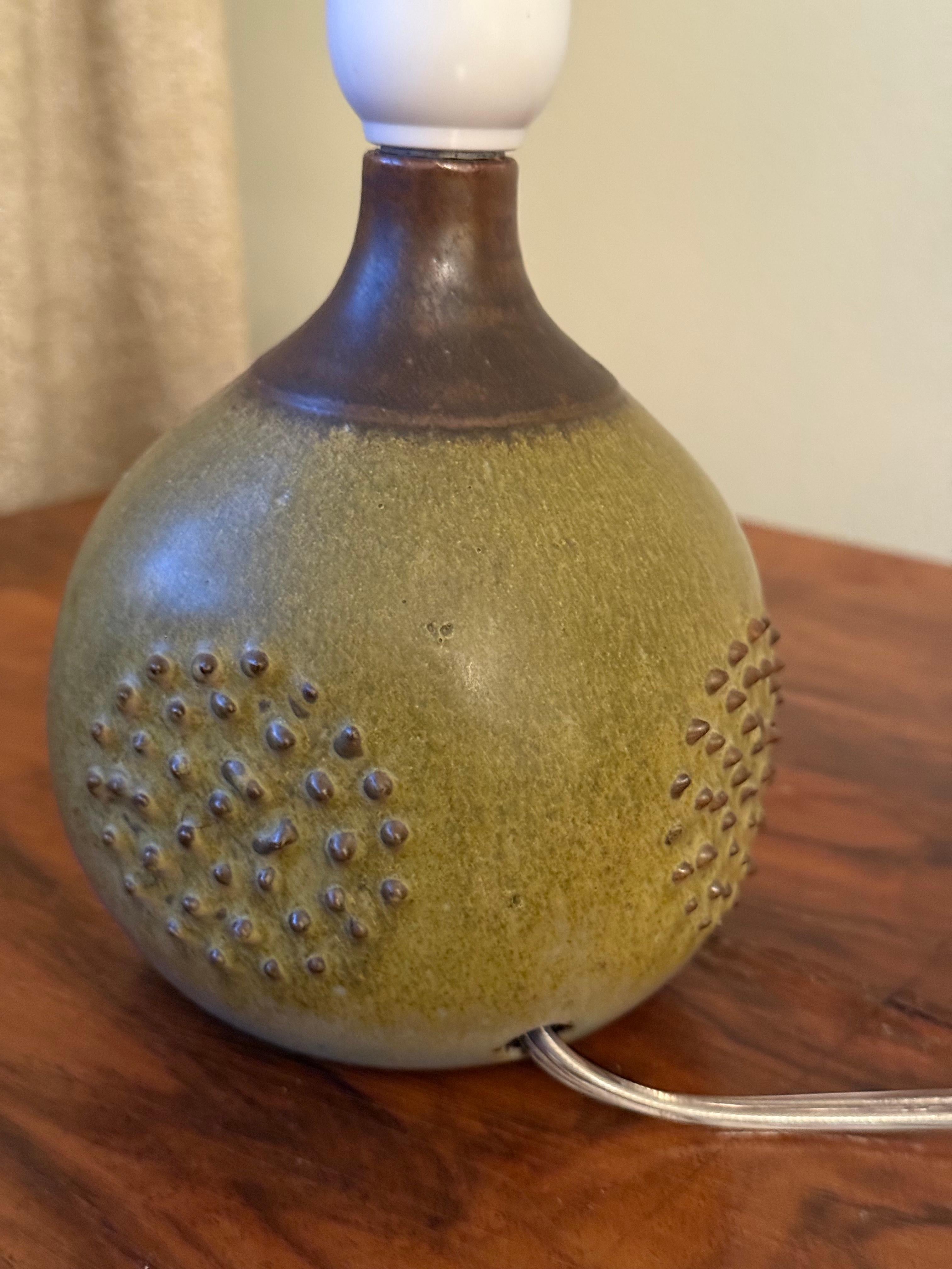 Lámpara de sobremesa Rolf Palm de gres Art Déco en verde y marrón, años 60. Gres en venta