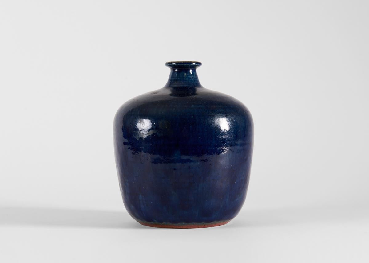 Vase en grès émaillé d'un bleu profond, au col étroit et élégant, réalisé par le céramiste suédois Rolf Palm. Signé par l'artiste.

