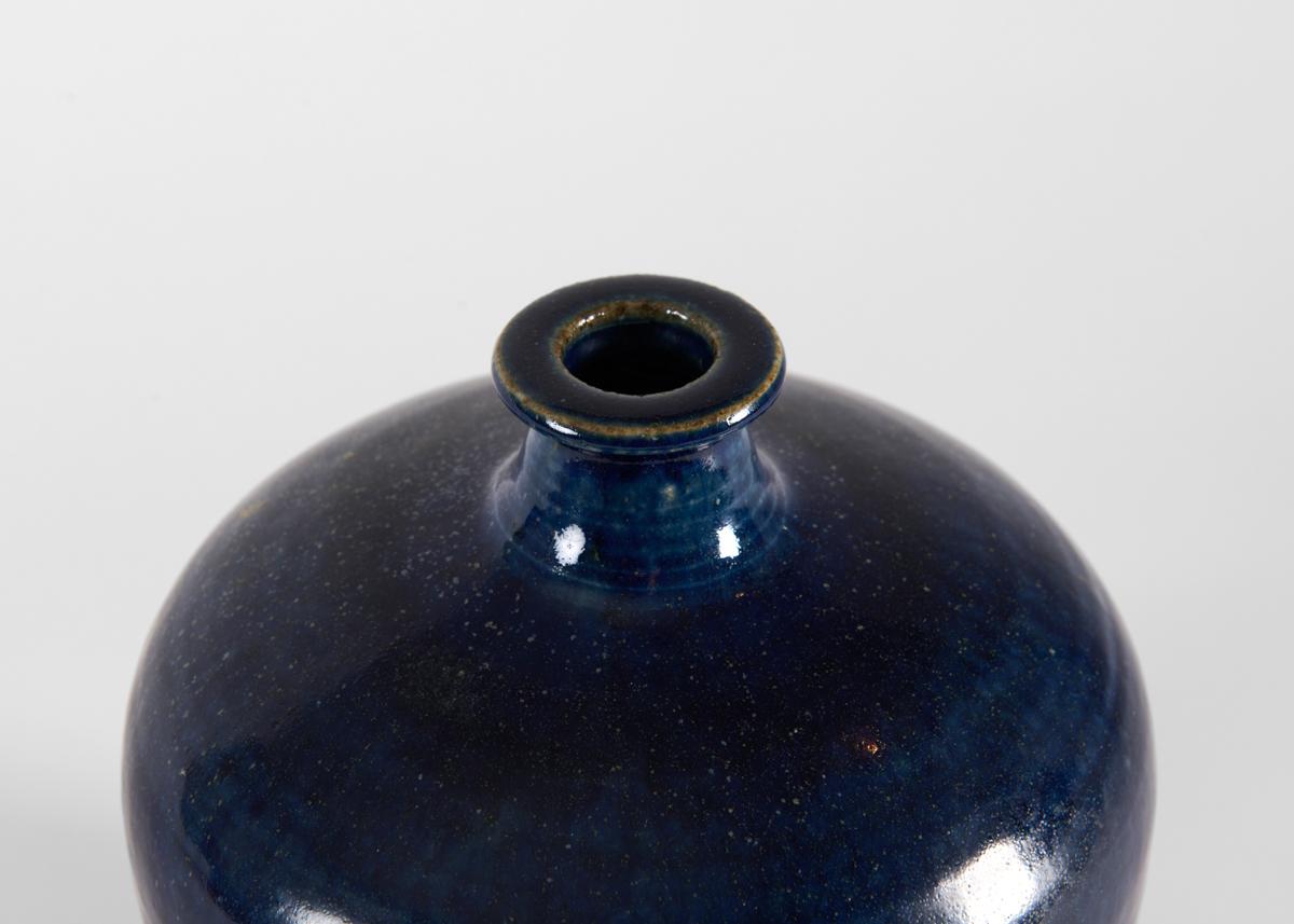 Scandinave moderne Rolf Palm, grand vase émaillé bleu profond, Suède, années 1970 en vente