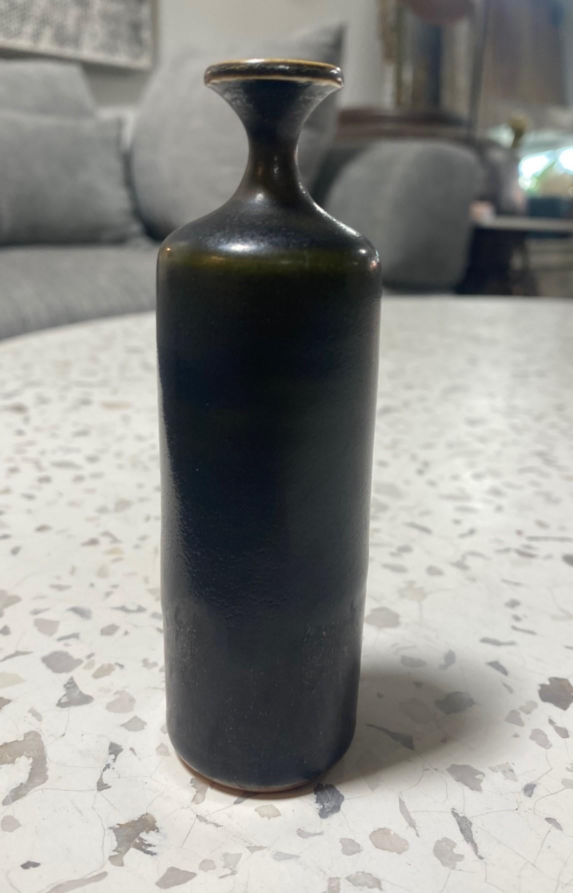Un magnifique vase à la glaçure sombre du maître céramiste/designer suédois Rolf Palm pour Mölle, Suède. Cette pierre précieuse présente une forme classique avec une riche glaçure qui rayonne et change de couleur (bruns, verts, noirs) à la lumière.