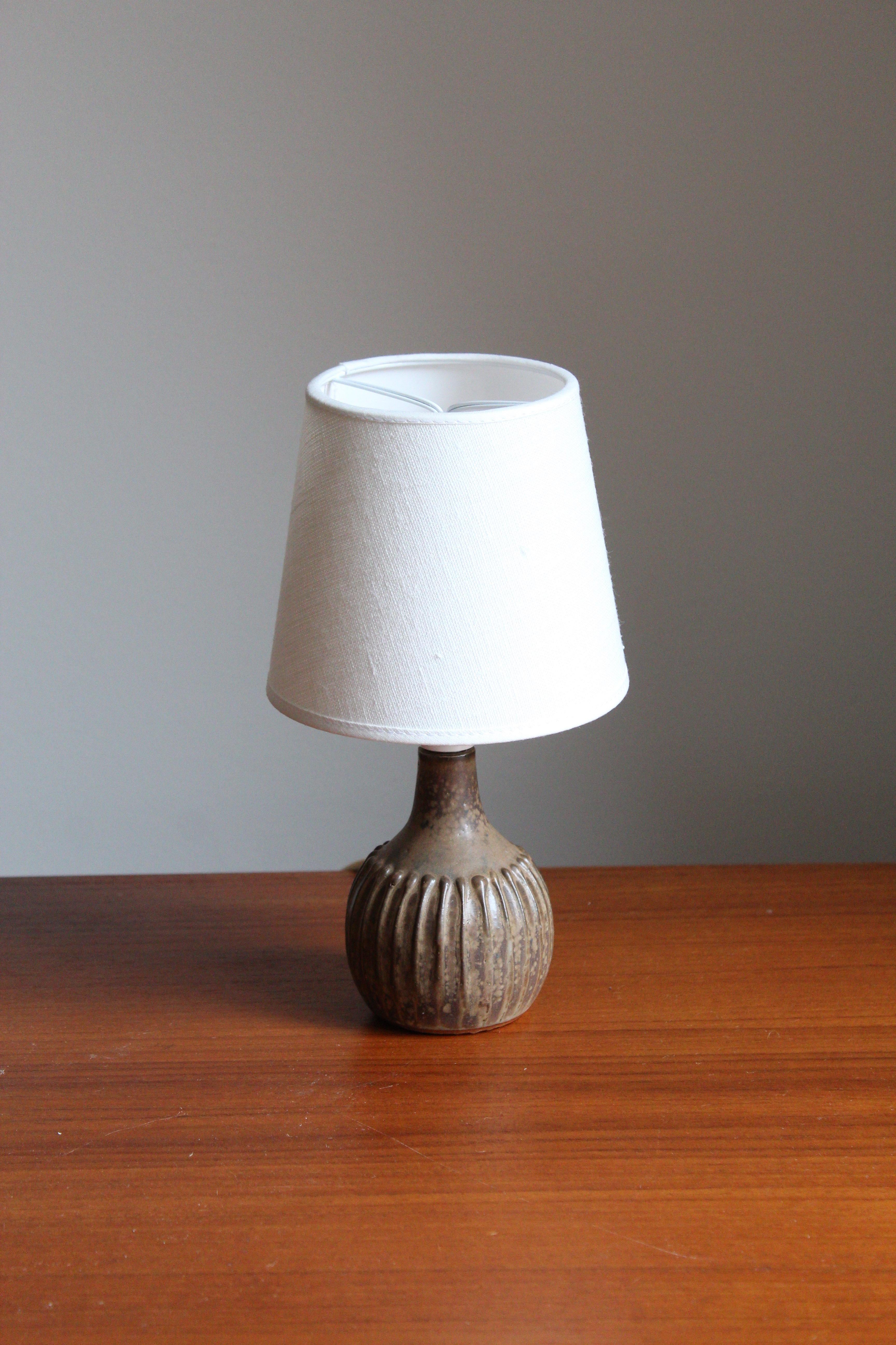 Rolf Palm, Small Table Lamp, Brown Glazed Stoneware, Mölle, Sweden, 1960s In Good Condition In High Point, NC