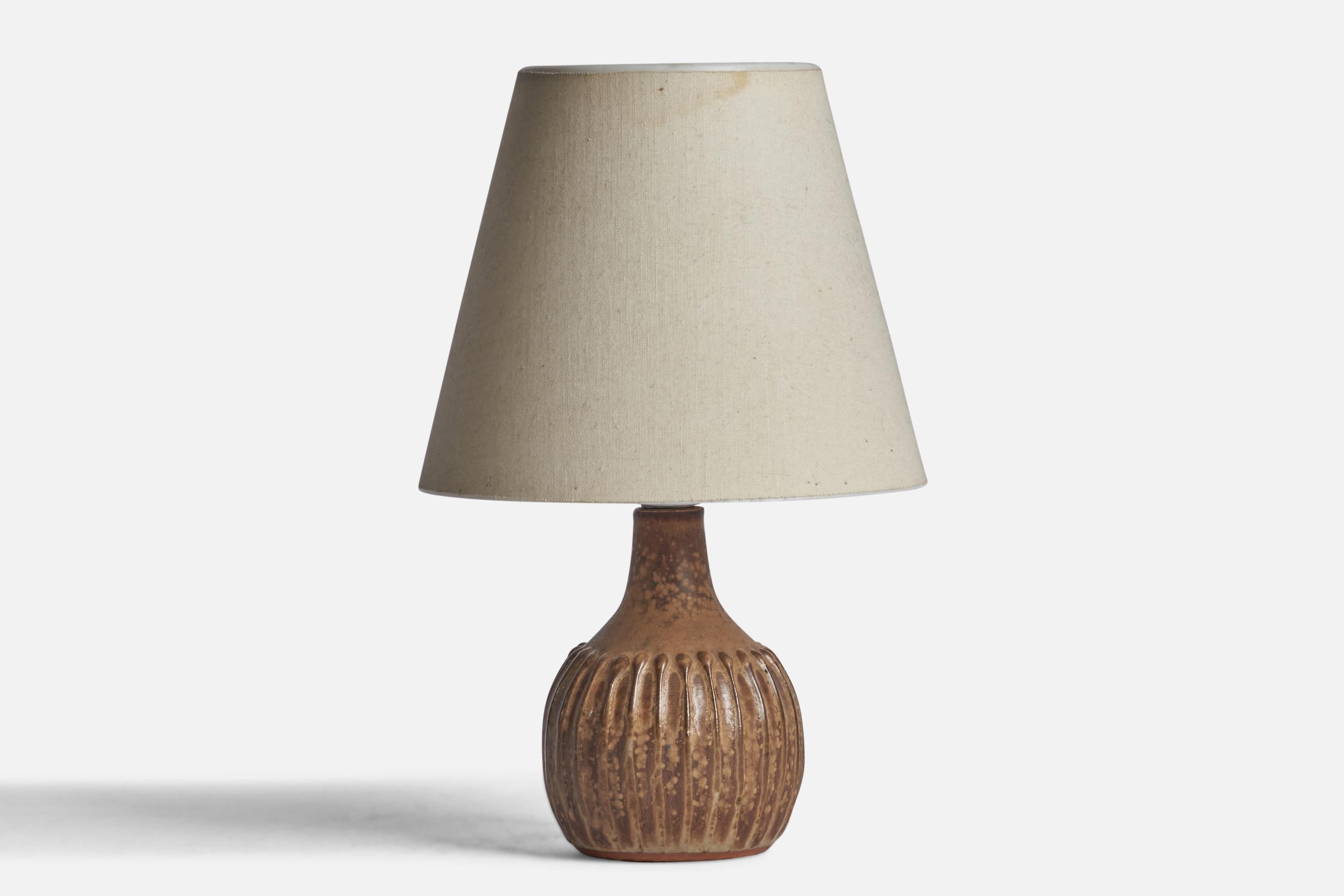 Petite lampe en grès émaillé brun conçue et produite par Rolf Palm, Mölle, Suède, années 1960.

Tampon 