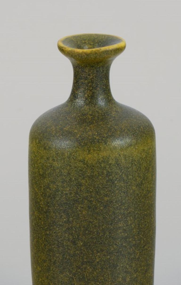 Rolf Palm (1930-2018), Swedish ceramicist.
Unique miniature vase with glaze in yellow-green hues.
1970s.
Signed.
Perfect condition.
Dimensions: Height 9.0 cm x 3.5 cm.