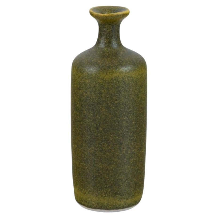 Rolf Palm, céramiste suédois Vase miniature unique avec  glaçure jaune-vert. en vente