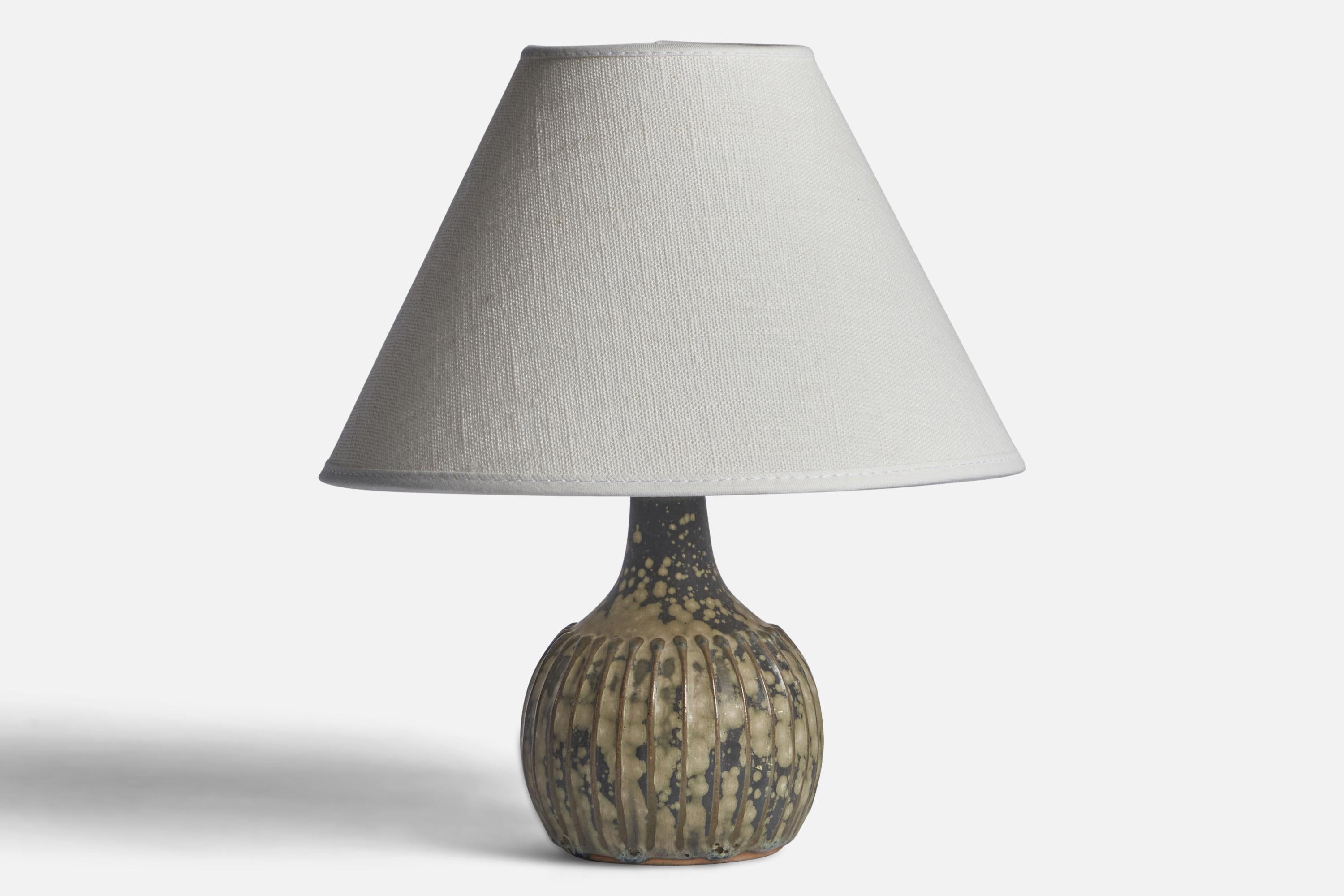 Lampe de table en grès émaillé gris, conçue et produite par Rolf Palm, Mölle, Suède, années 1960.

Dimensions de la lampe (pouces) : 6.5