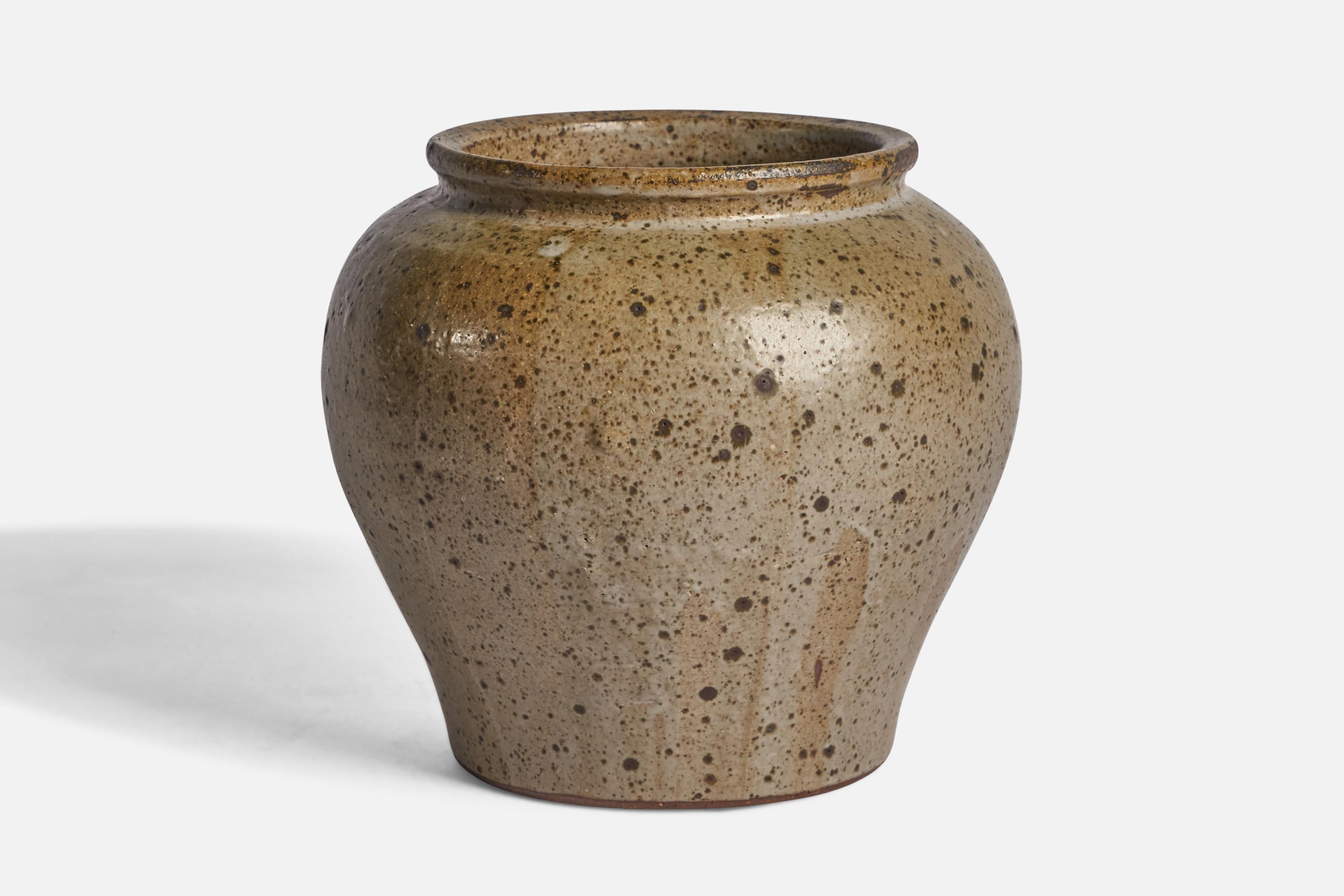 Un grand vase en grès émaillé gris conçu et produit par Rolf Palm, Mölle, Suède, 1968.
