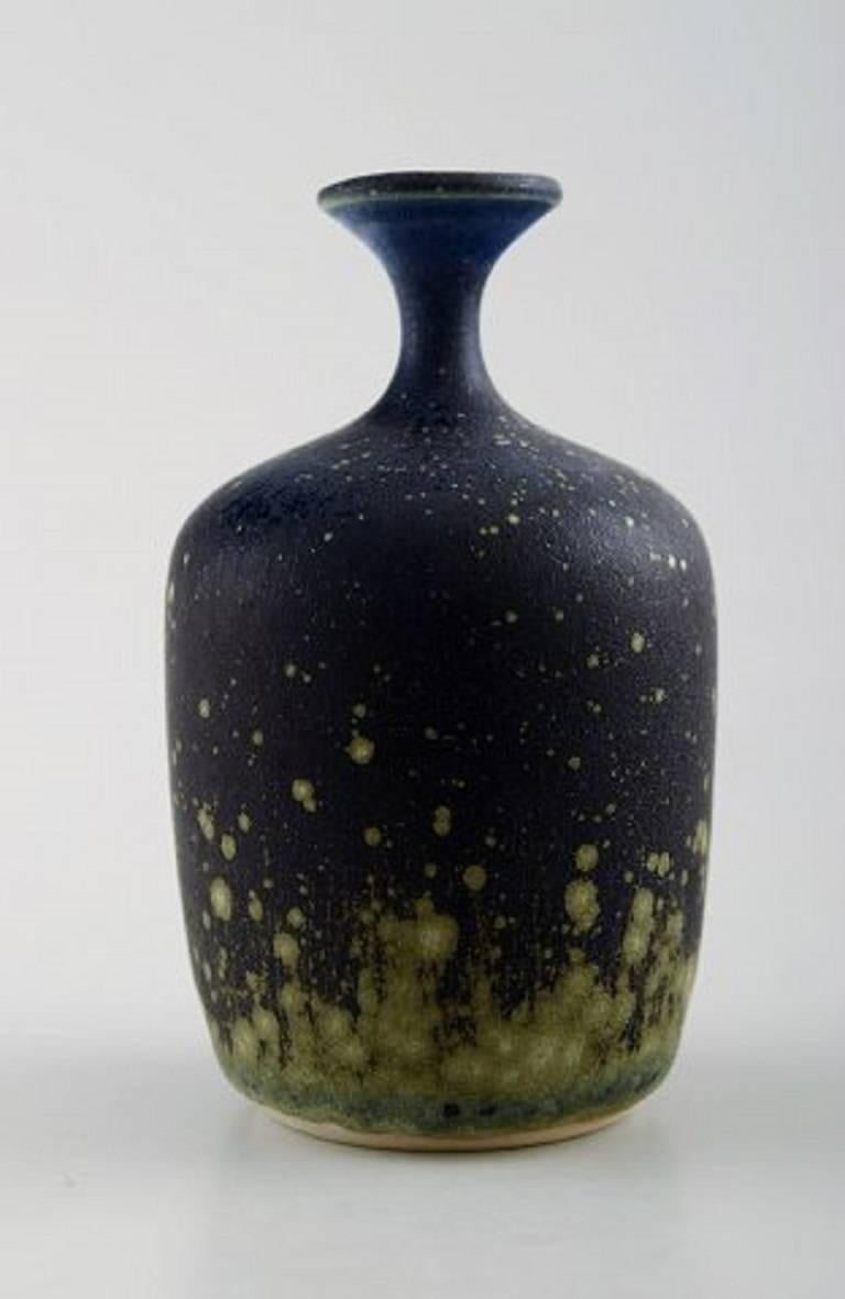 Rolf Palm, Mölle, unique art pottery vase, Swedish design 1980s.
Measures: 8 cm.
Marked.
In perfect condition.