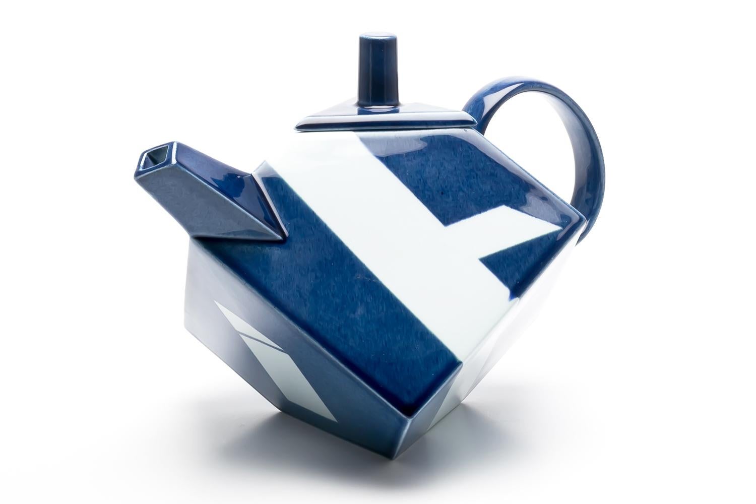 ROLF SINNEMARK is a Swedish designer and glass artist.
He studied industrial design at KONSTFACK in Stockholm. After working in the USA, he was with BODA (merged with KOSTA BODA) from 1967 until 1986, and has also worked as a designer for RORSTRAND,
