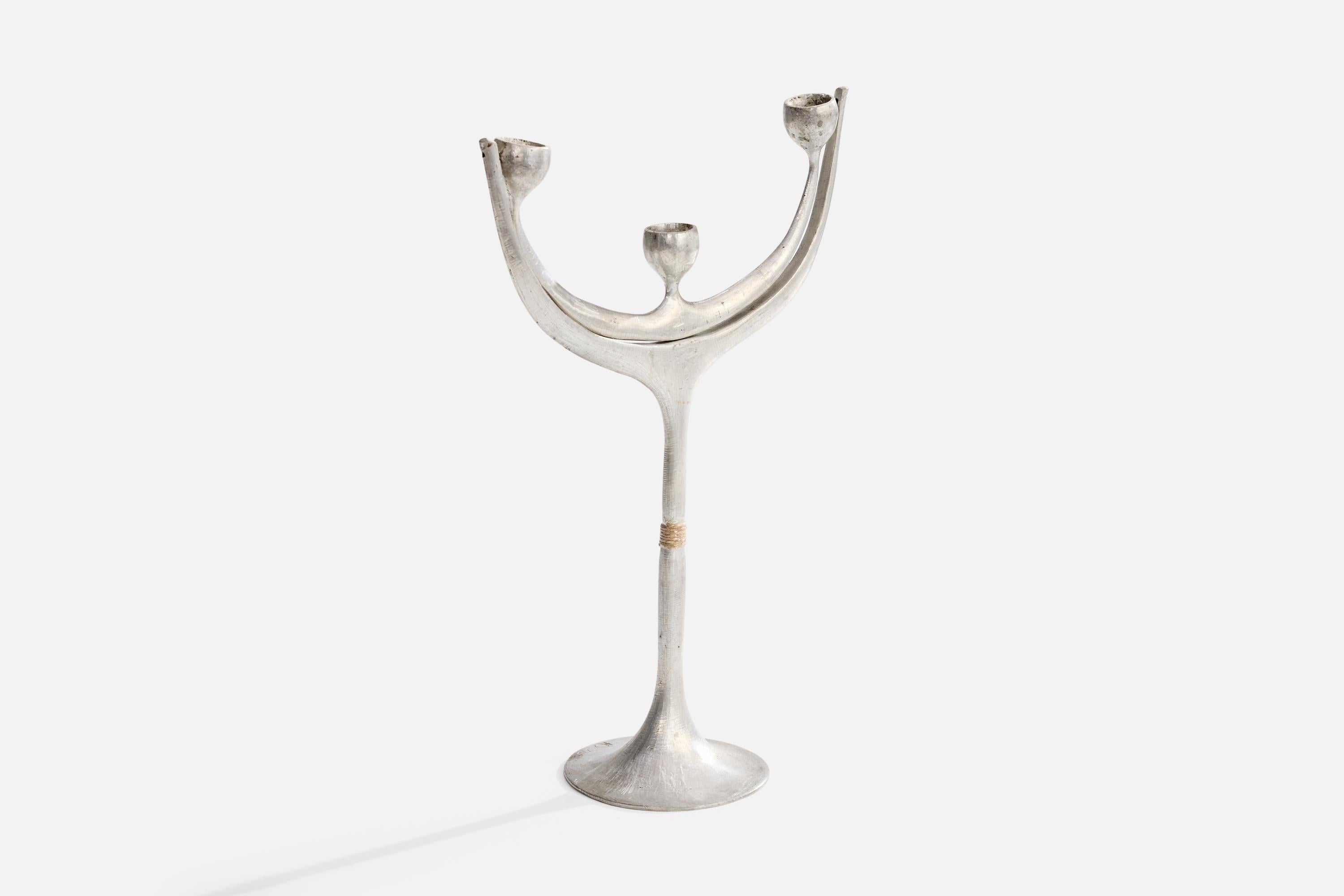 Un candélabre en étain et corde cirée conçu et produit par Rolf Swedberg, Suède, vers les années 1970.

Peut contenir trois bougies de 0,875