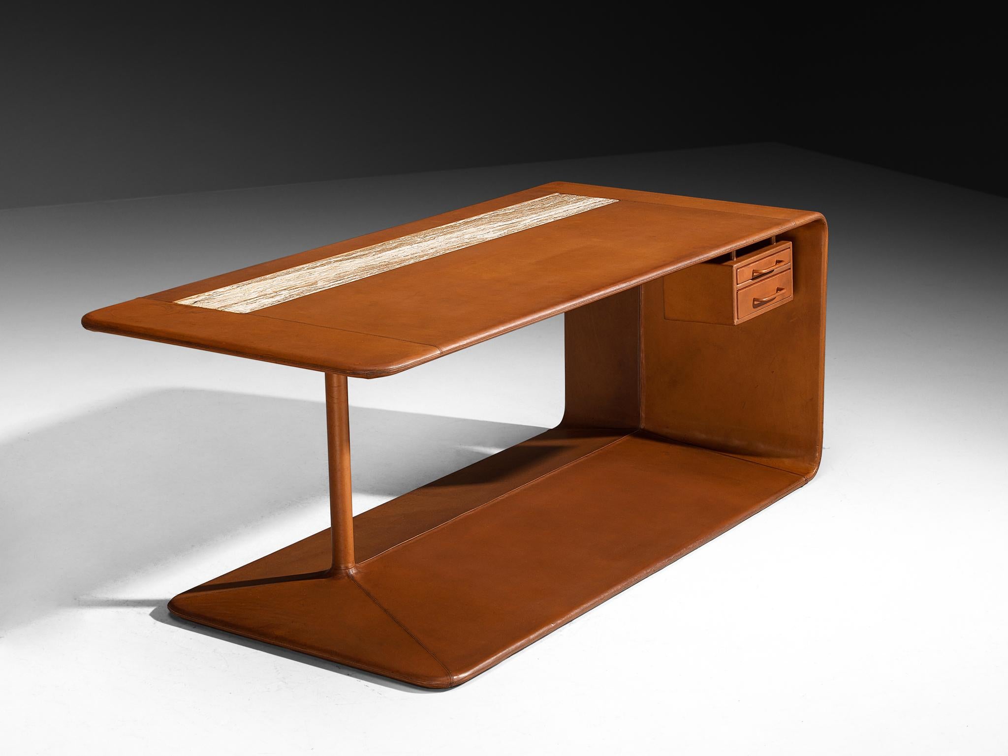 Rolf Thies für Nordiska Kompaniet, freistehender, maßgefertigter Schreib- oder Bürotisch, Leder, Marmor, Schweden, um 1965 

Dieser raffinierte Schreibtisch wurde vom schwedischen Architekten Rolf Thies entworfen. Zwischen 1963 und 1973 leitete er