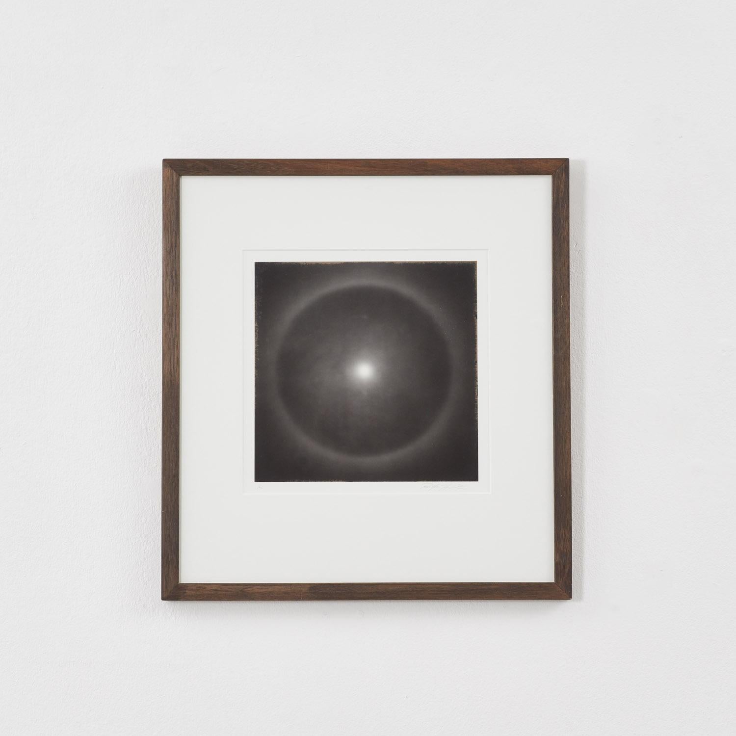 Une œuvre qui est autant une étude de la lumière lunaire que de la composition circulaire. Observant les variations de la lune, dans l'ombre, dans l'illumination, la photographie porte en elle quelque chose d'élémentaire dans sa simplicité