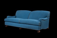 Sofá Carl con brazos enrollables, respaldo estrecho y pies tallados a mano de Martin and Brockett