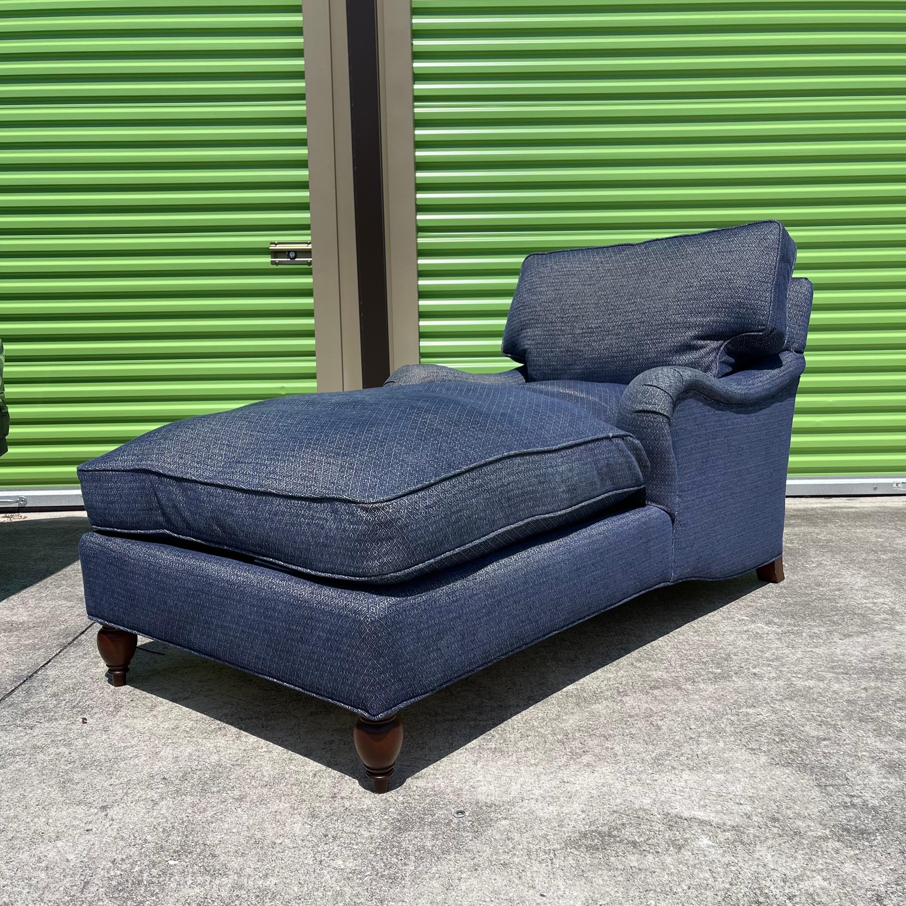 Clásica tumbona con brazos enrollables estirada en forma de chaise longue, hecha a mano por Lee Jofa.