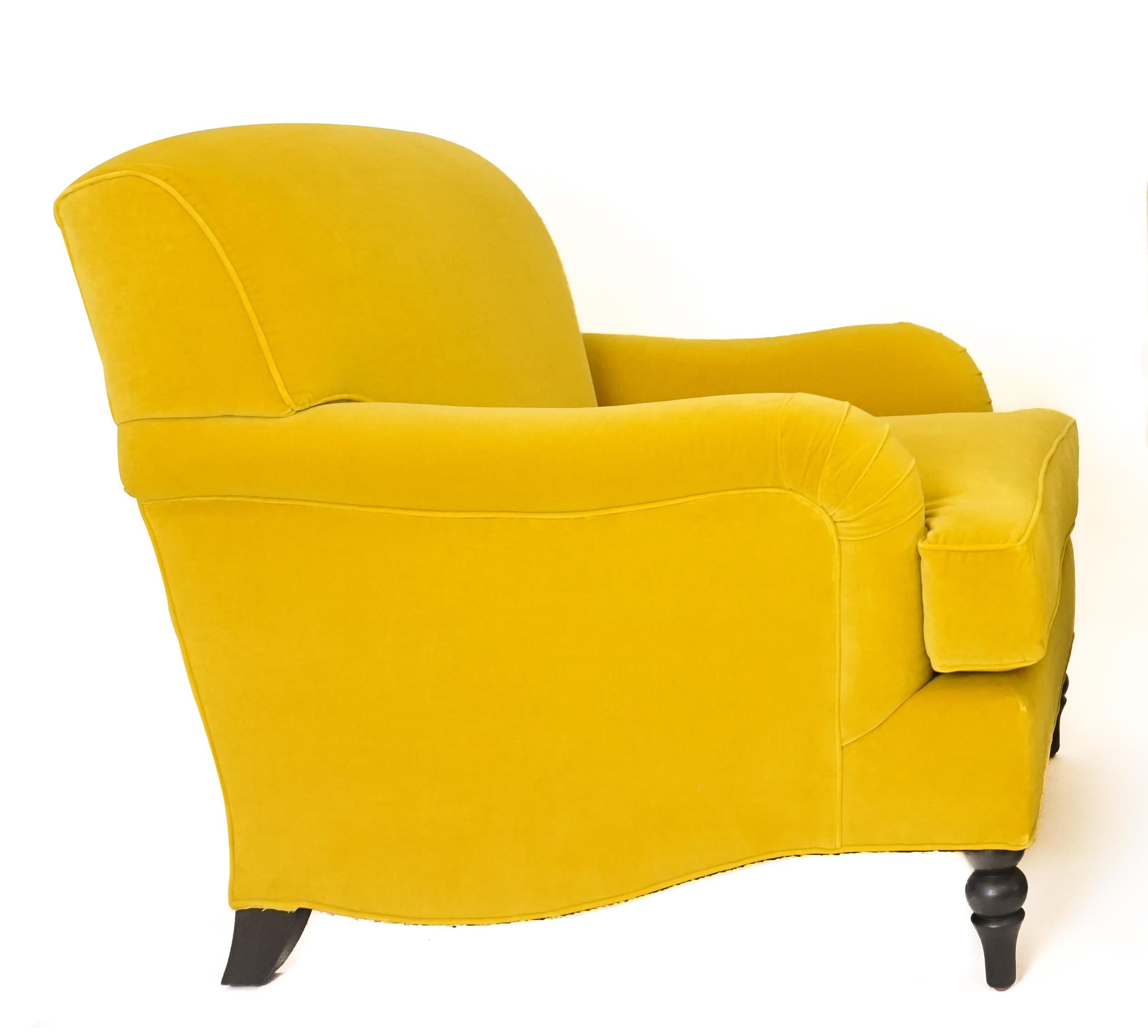Über dieses Stück
Der Marylebone Club Chair ist ein moderner englischer Rollarmstuhl mit fester Rückenlehne und lockerem Sitzkissen. Die gezeigten Stühle sind mit einem türkisfarbenen Samt bezogen und haben eine Paspel entlang des Sitzkissens. Der
