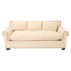 Cremefarbenes Rollarm-Sofa mit großem Nagelkopfbesatz und Rollarm