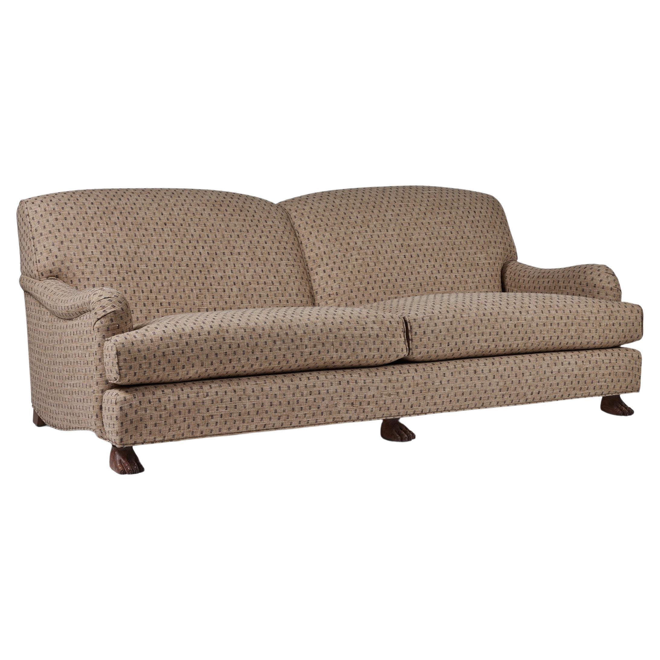 Rollarm-Sofa mit gerader Rückenlehne, losen Sitzkissen und handgeschnitzten Füßen