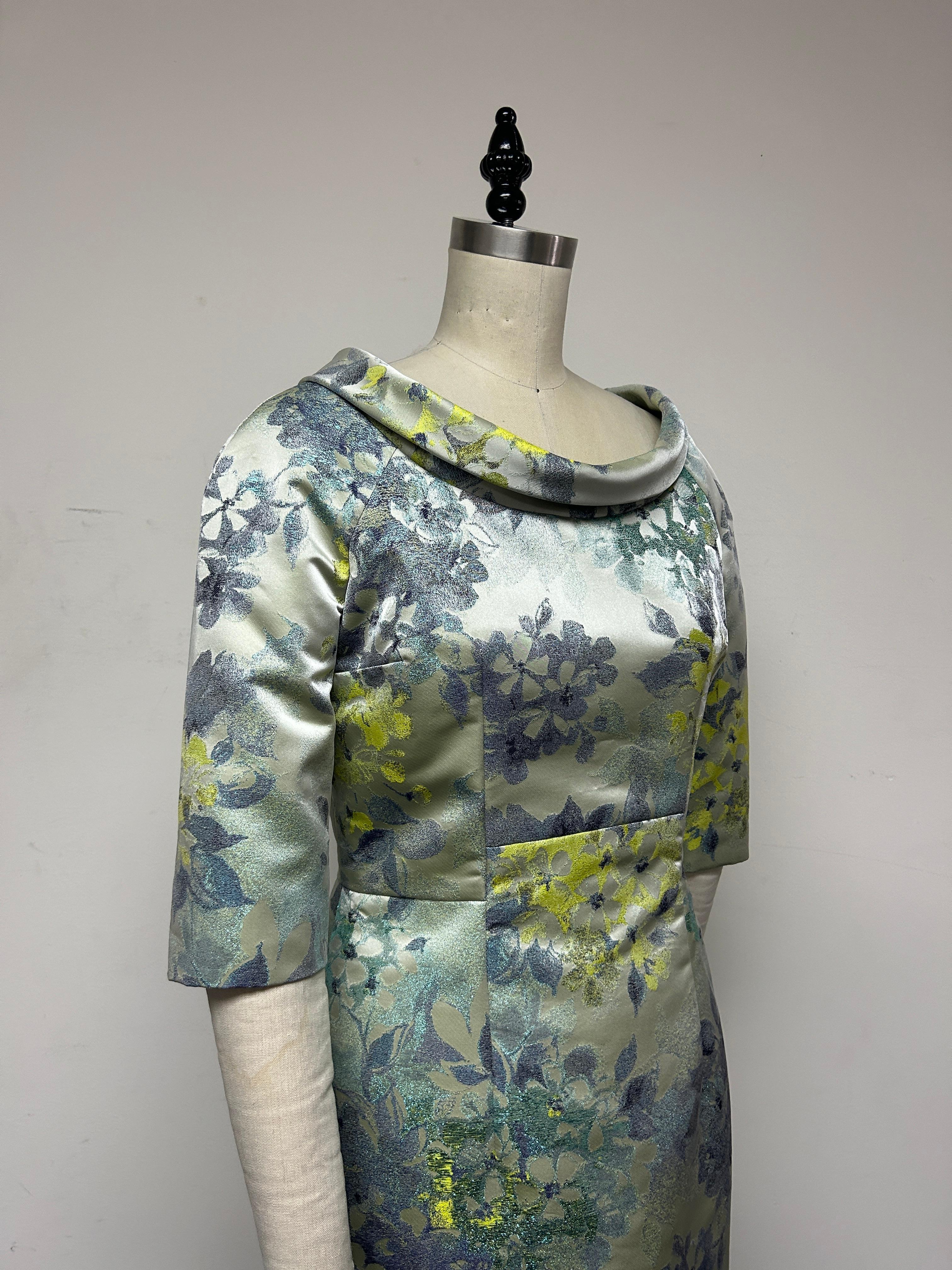 Vestido columna de jacquard floral azul Palest, con manga 3/4, elegante escote y precioso tejido de jacquard francés floral en tonos azules y chartreuse, que crea una elegancia atemporal. Ideal para ocasiones formales como galas de etiqueta, bodas y