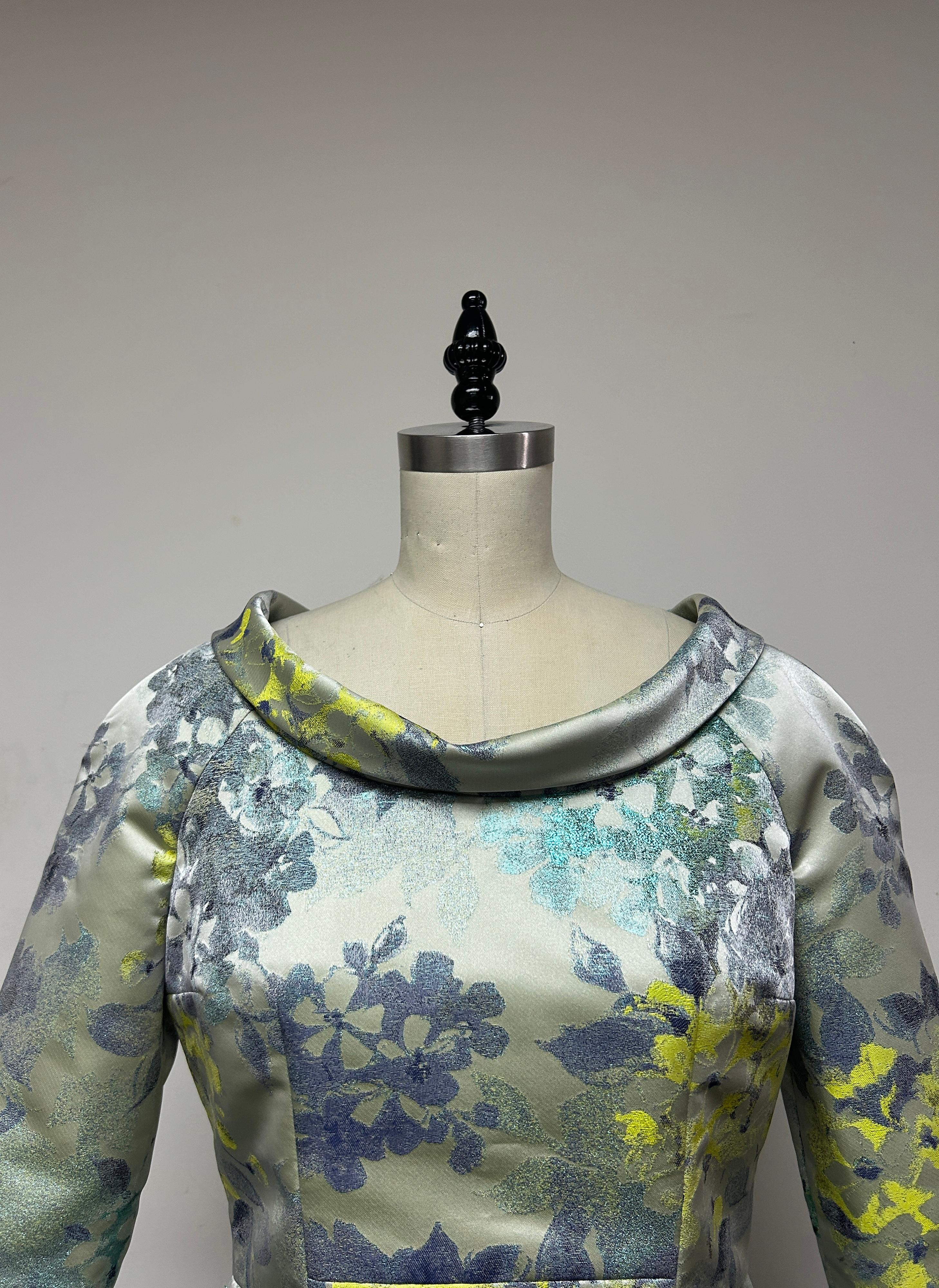 Bata de jacquard floral con cuello vuelto y manga al codo Gris en venta