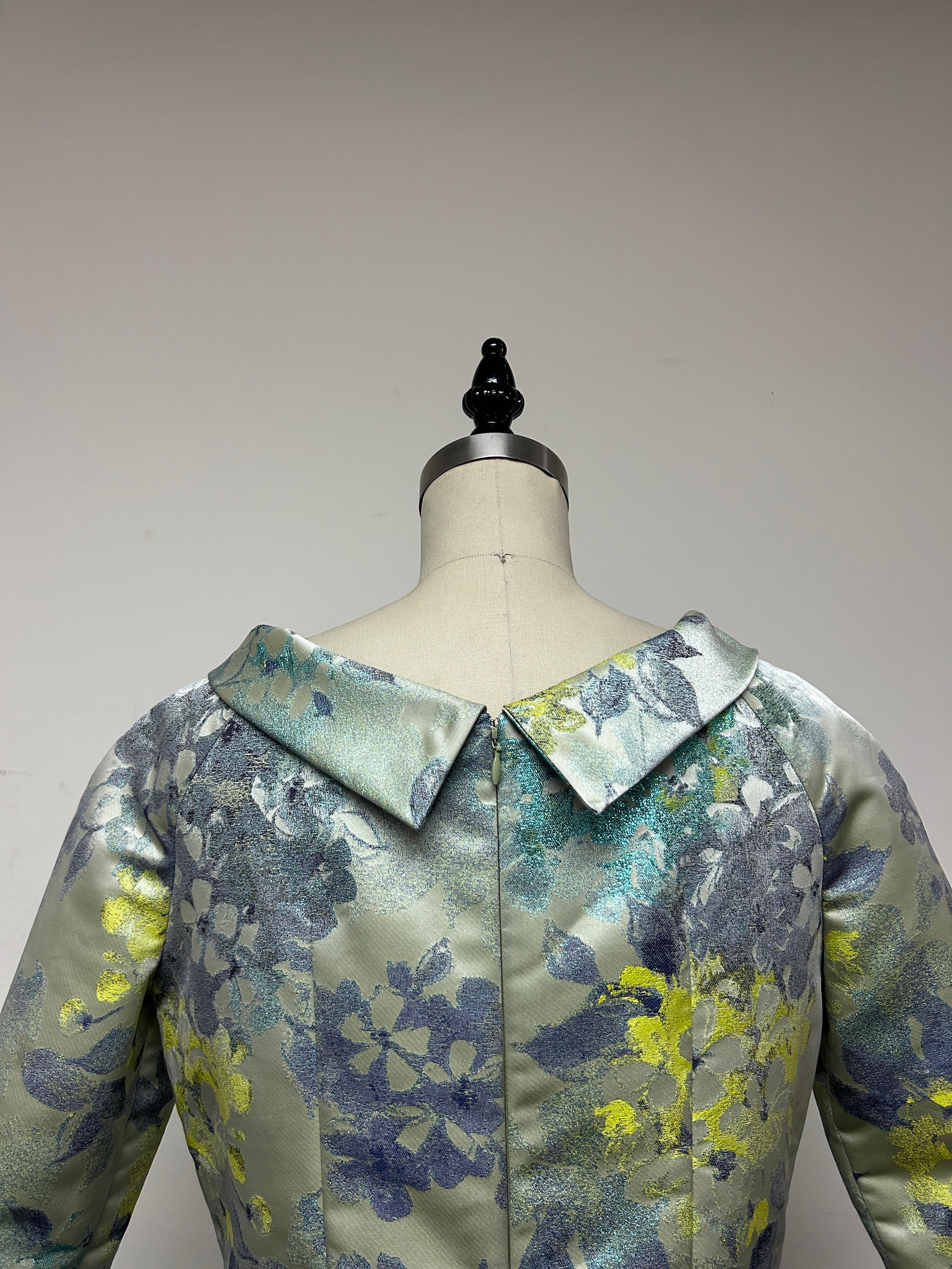 Bata de jacquard floral con cuello vuelto y manga al codo en venta 1
