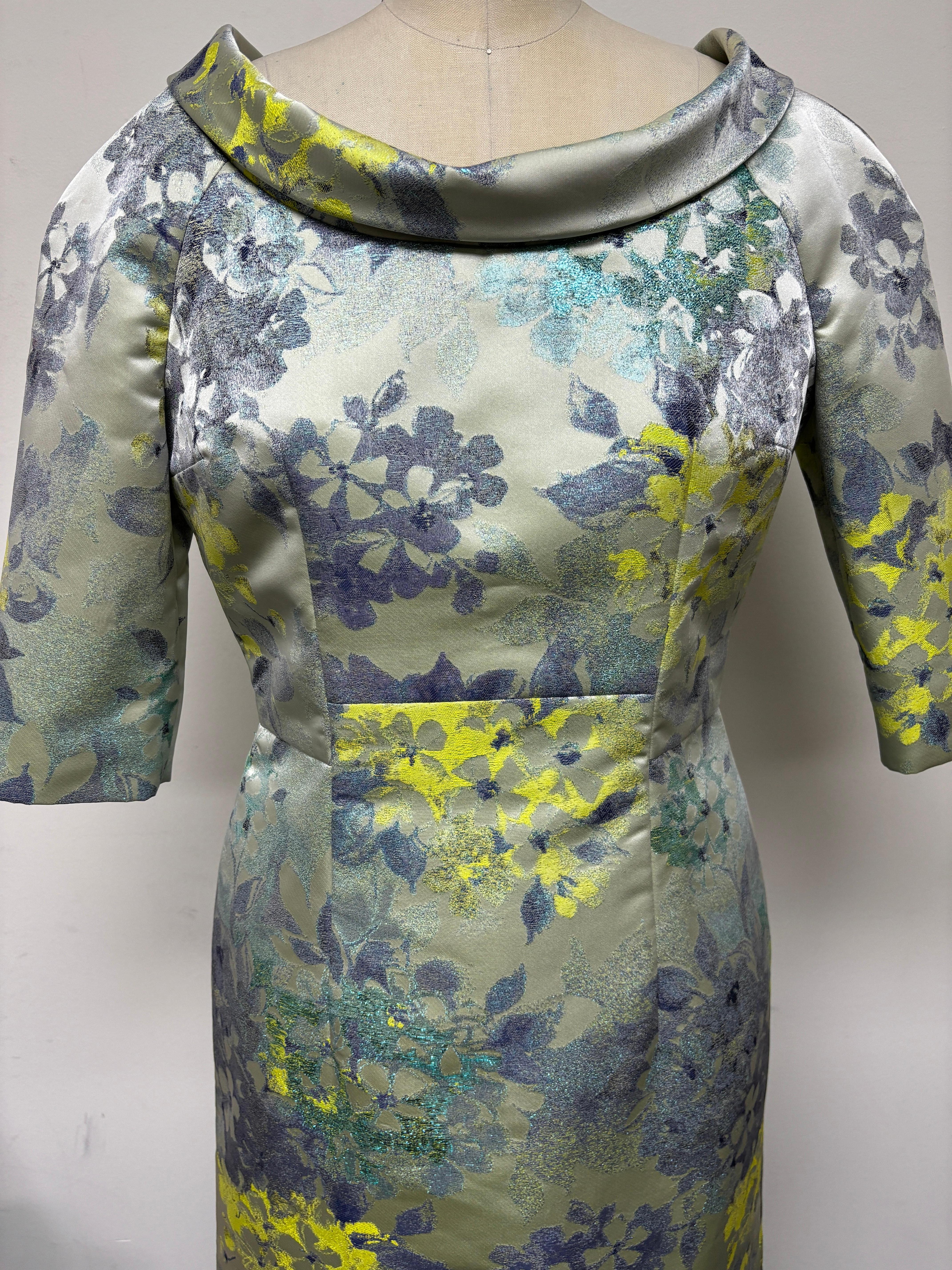 Bata de jacquard floral con cuello vuelto y manga al codo en Excelente estado para la venta en Los Angeles, CA