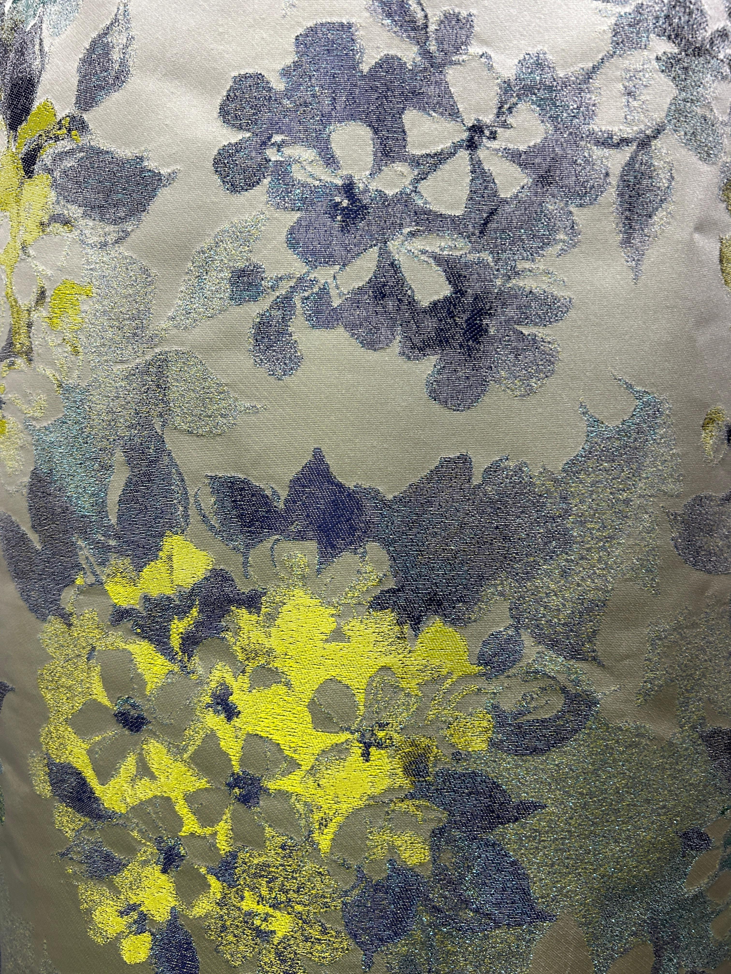 Bata de jacquard floral con cuello vuelto y manga al codo en venta 3