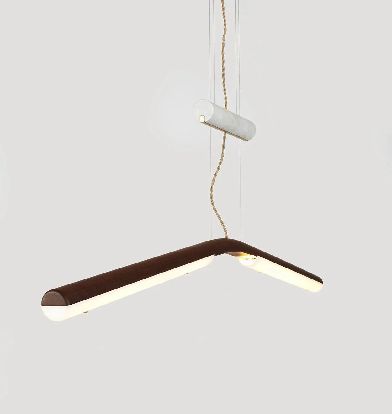 Counterweight est une série de luminaires LED en bois légèrement arqué et plié à la vapeur qui utilise du marbre et du laiton comme ballasts. Qu'elle serve à contrebalancer la lampe de la suspension ou qu'elle soit fixée à la base de l'applique, la