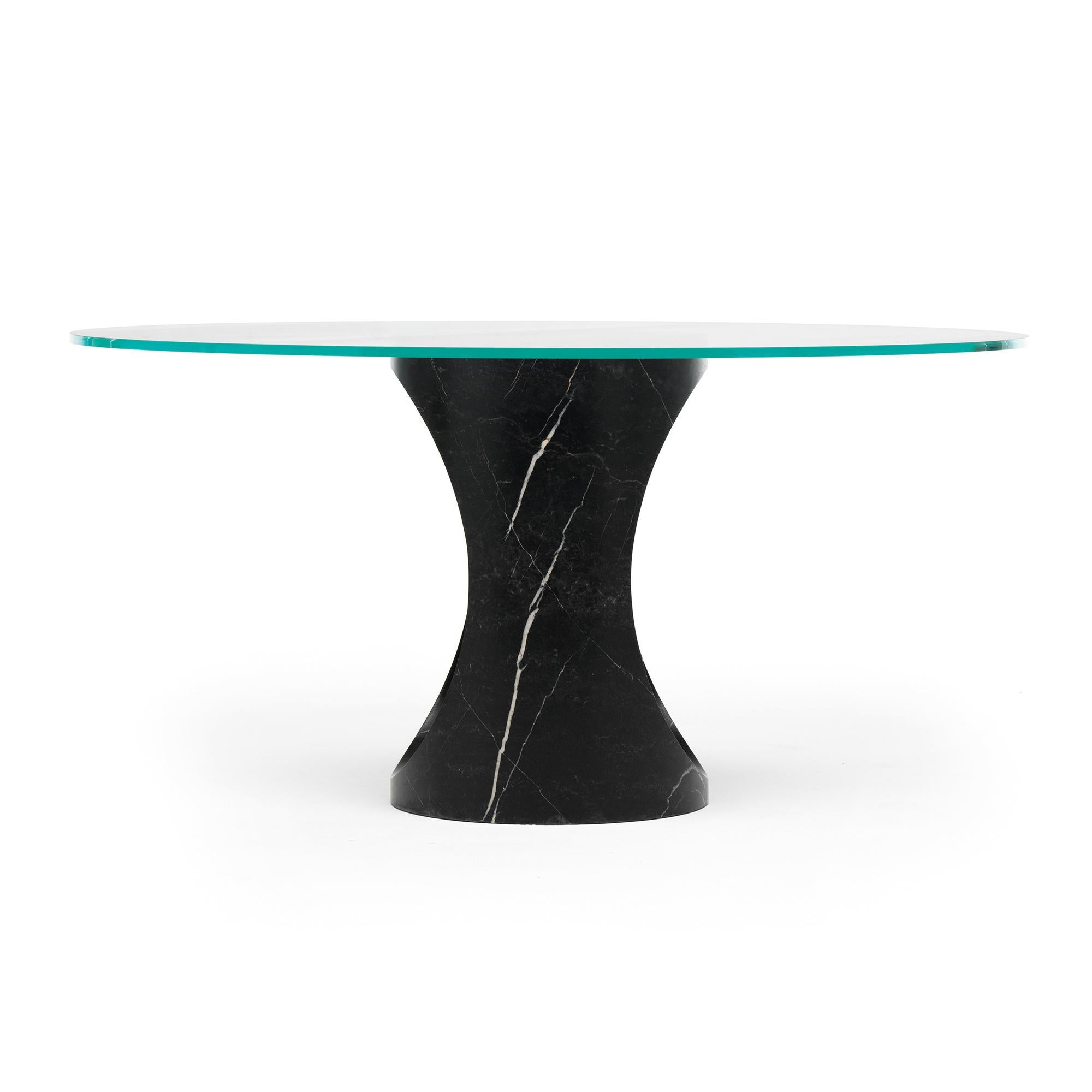 Moderne Table sculpturale moderne du 21e siècle en marbre provenant d'un bloc avec plateau en verre en vente