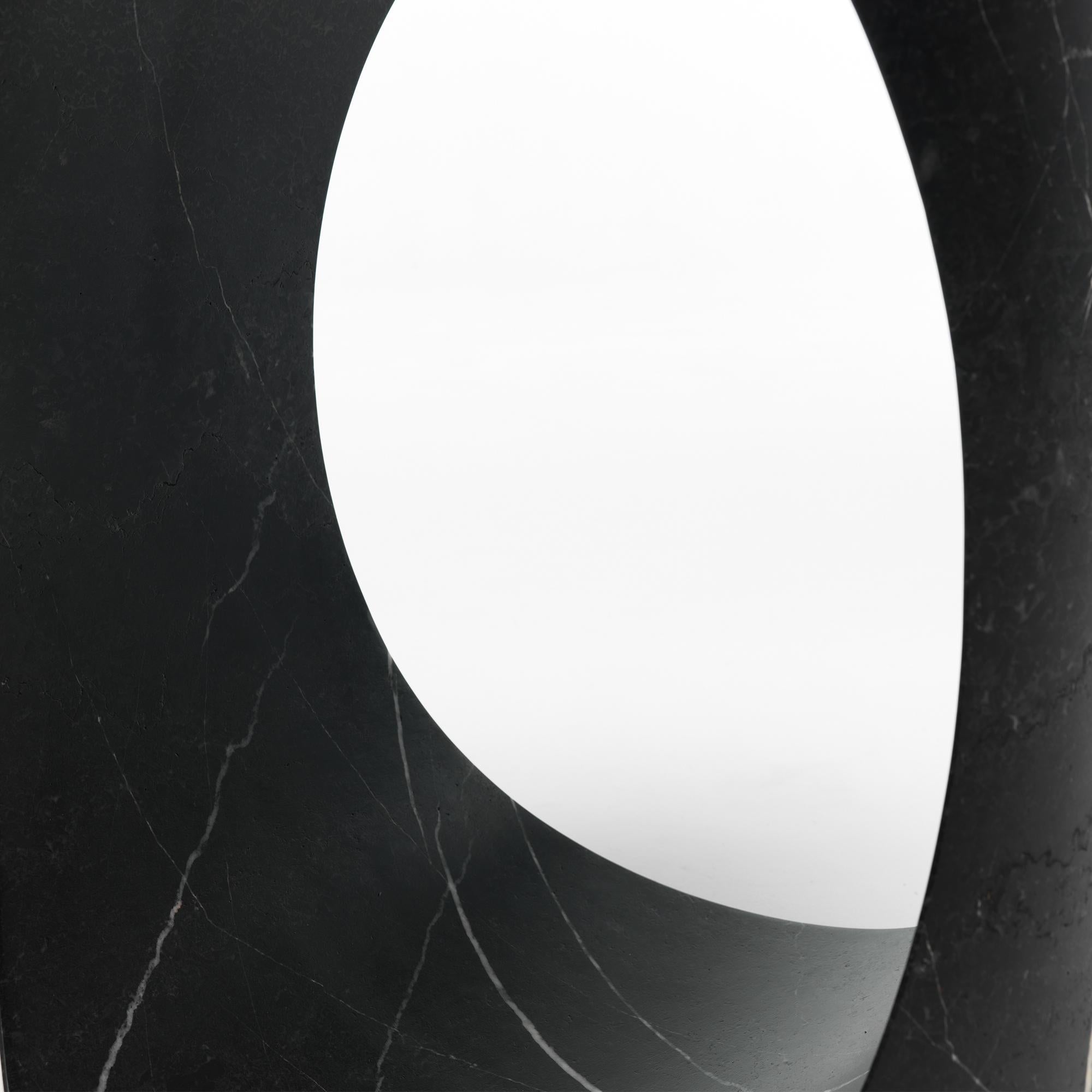 Moderner skulpturaler Marmortisch des 21. Jahrhunderts aus Block mit Glasplatte im Zustand „Neu“ im Angebot in Milan, IT