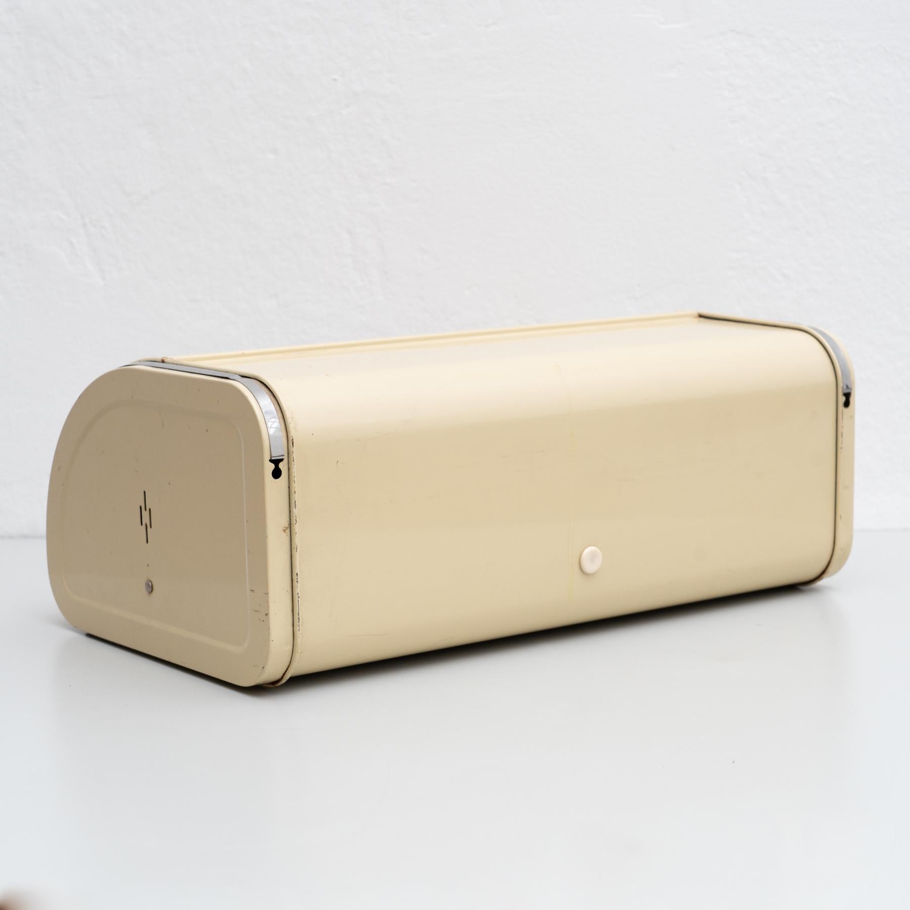 Roll Top Metal Bread Box, circa 1950 In Good Condition In Barcelona, Barcelona