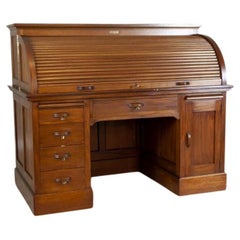 Bureau à roulettes en bois tendre et placage d'acajou, signé vers 1910