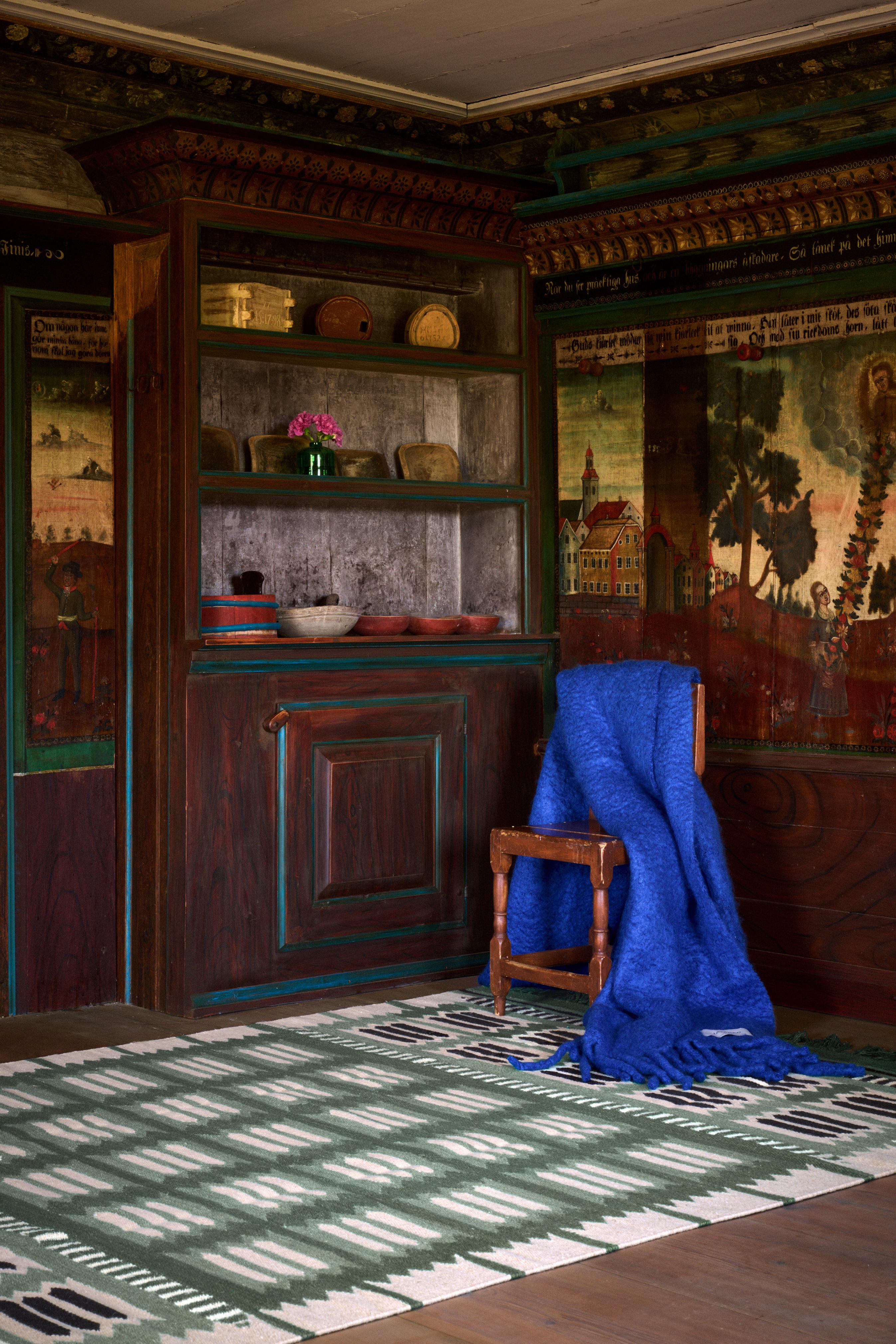 Una collezione che celebra l'artigianato femminile tradizionale scandinavo, ispirato alle tradizioni popolari svedesi in un'interpretazione moderna e contemporanea. Con i suoi modelli e le sue tecniche, offre una serie di palette di colori armoniosi